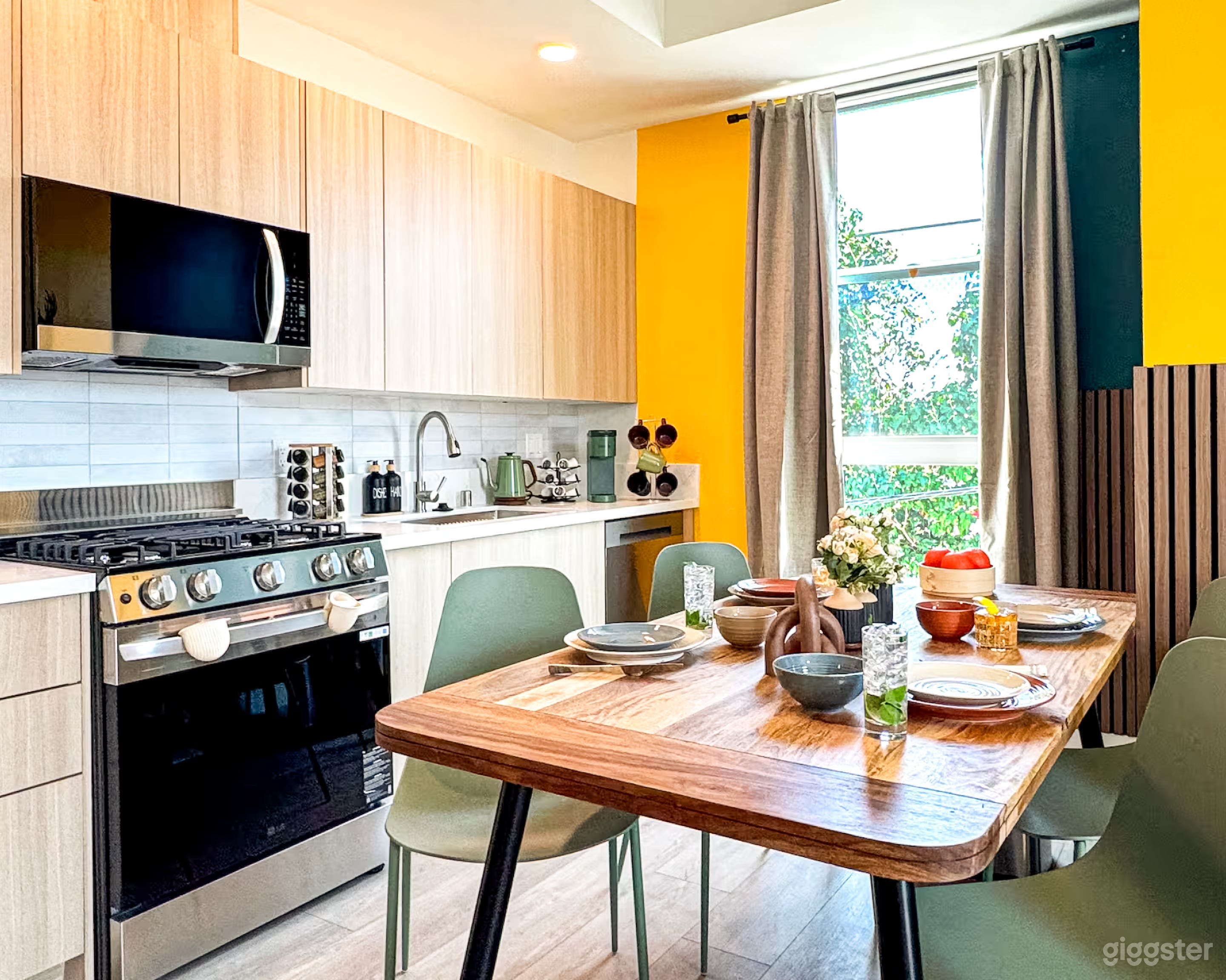 Sophisticated Contemporary Residence with Clean Aesthetic Photo 4