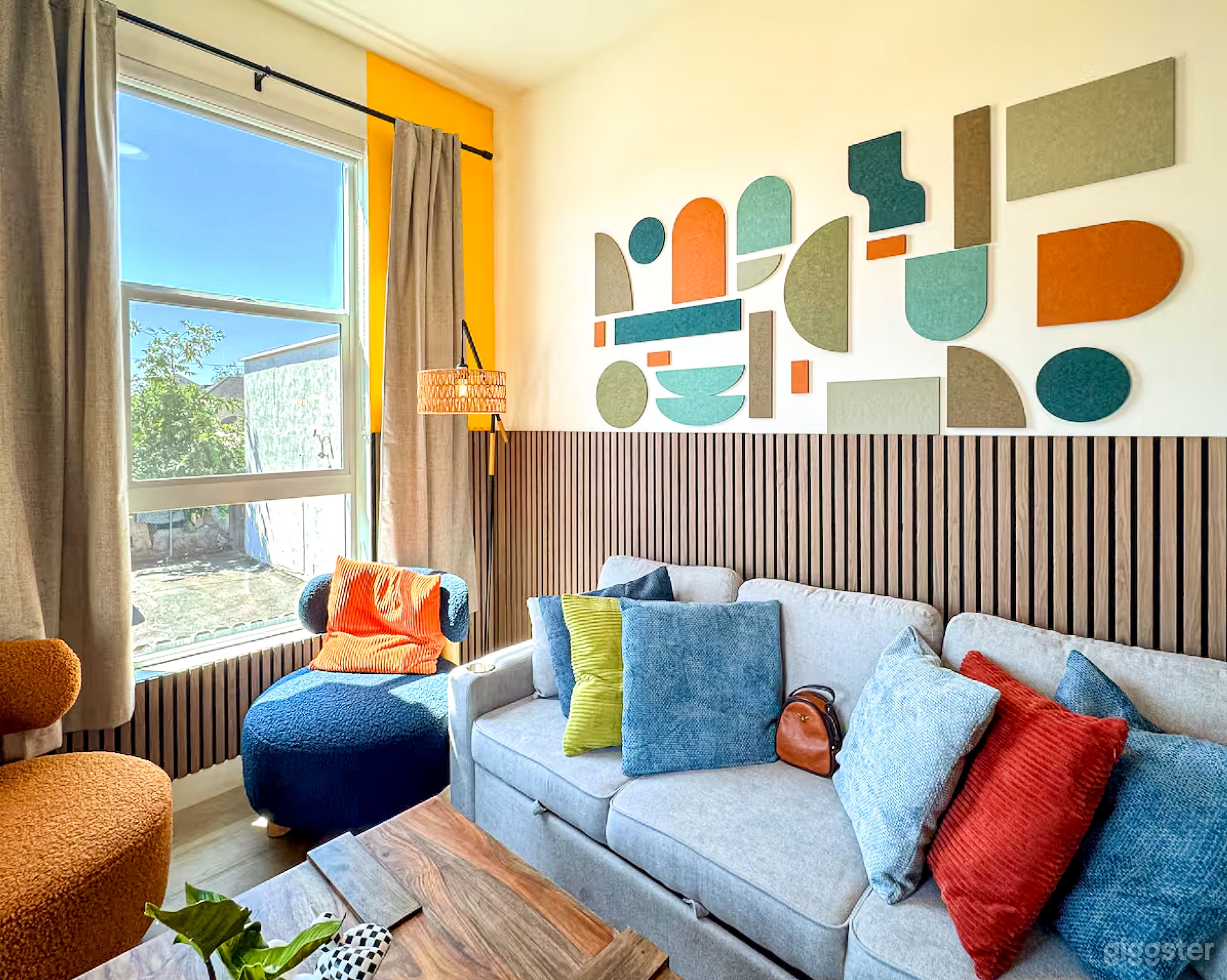 Sophisticated Contemporary Residence with Clean Aesthetic Photo 1