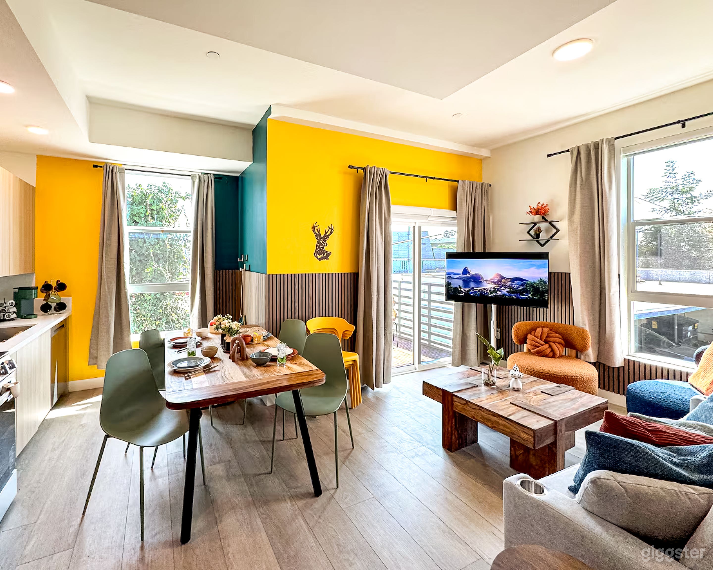 Sophisticated Contemporary Residence with Clean Aesthetic Photo 3