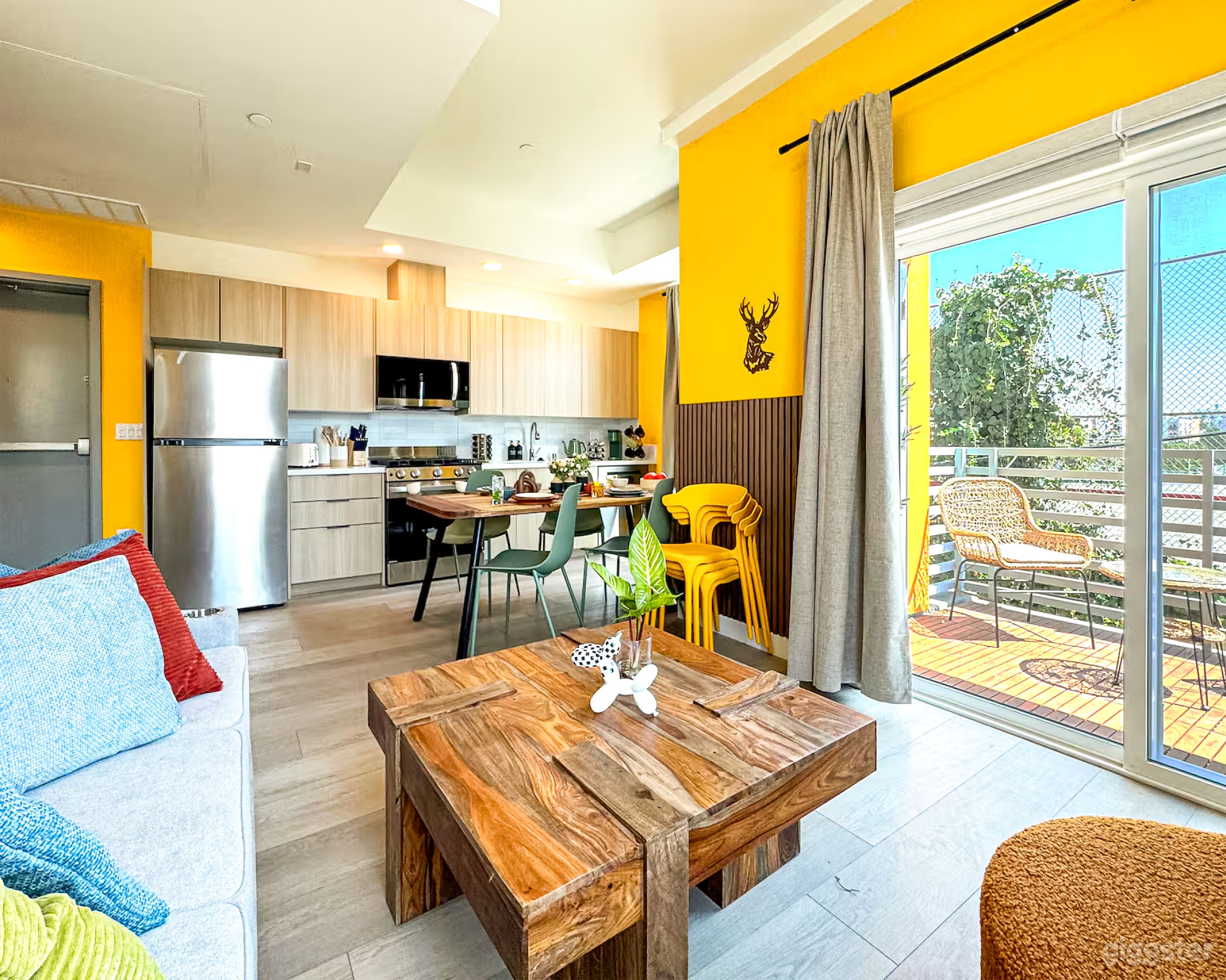 Sophisticated Contemporary Residence with Clean Aesthetic Photo 2