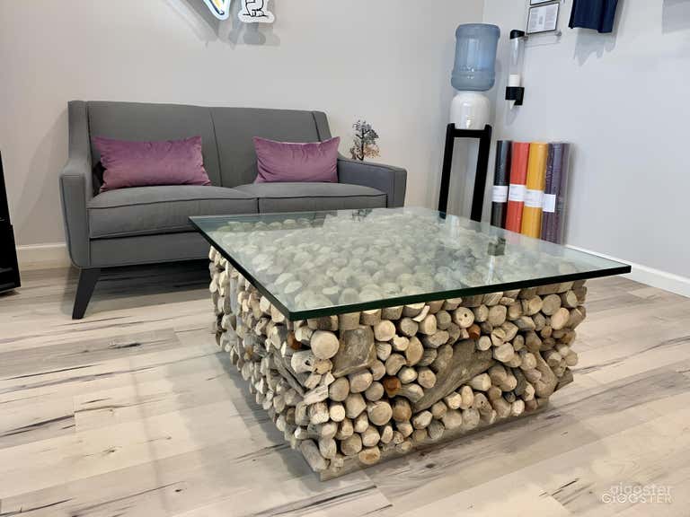  Cozy entry way is available to welcome your guests. This area can also serve as overflow for your event.  