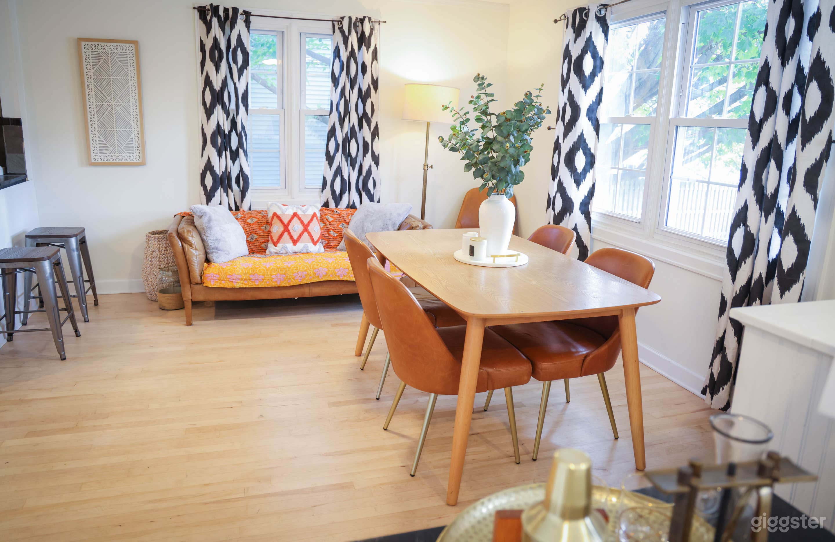 Semi-Vintage Residential White House in Oak Park Photo 3