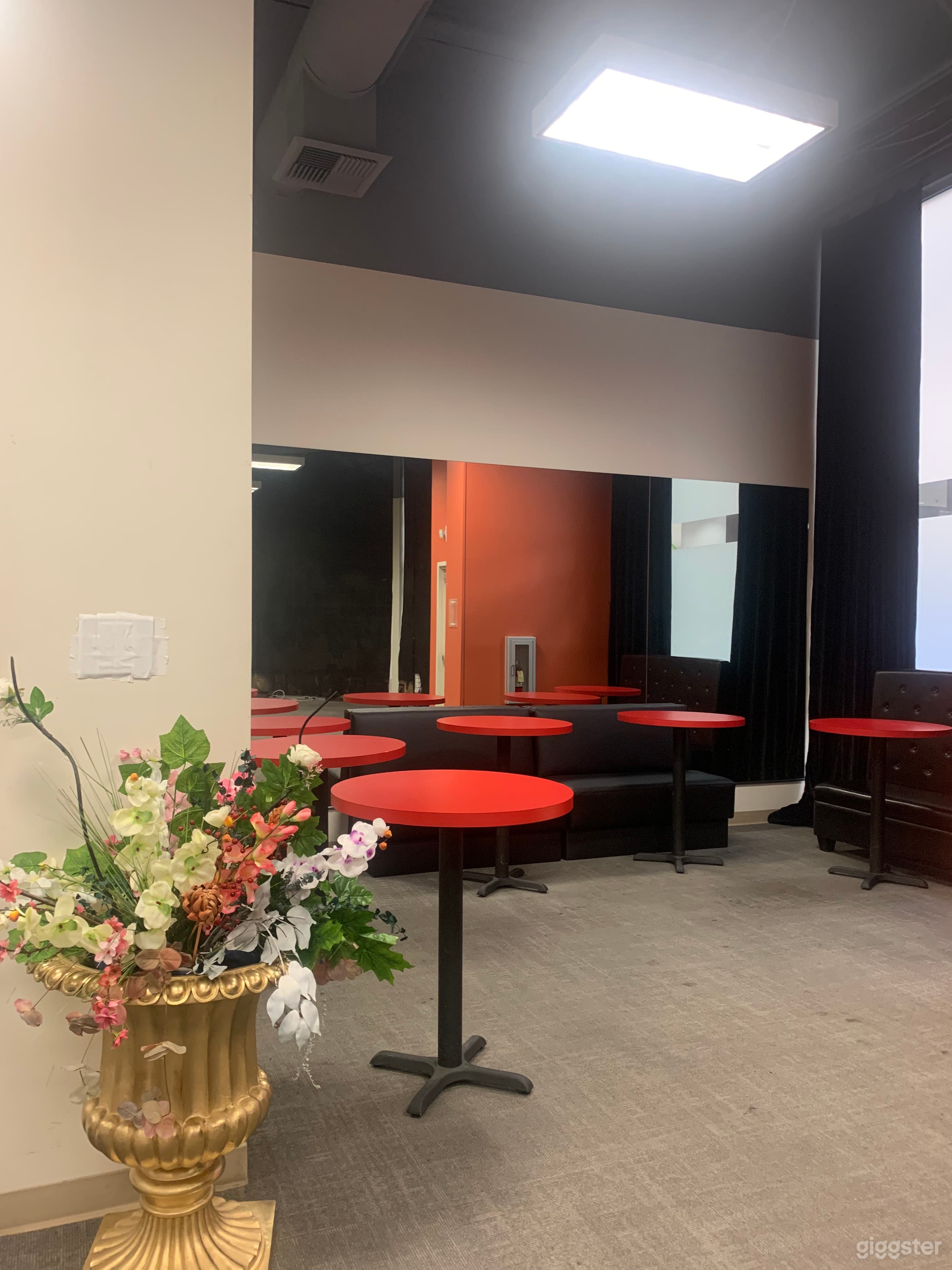 Spacious Multi-purpose Creative Space! Photo 4