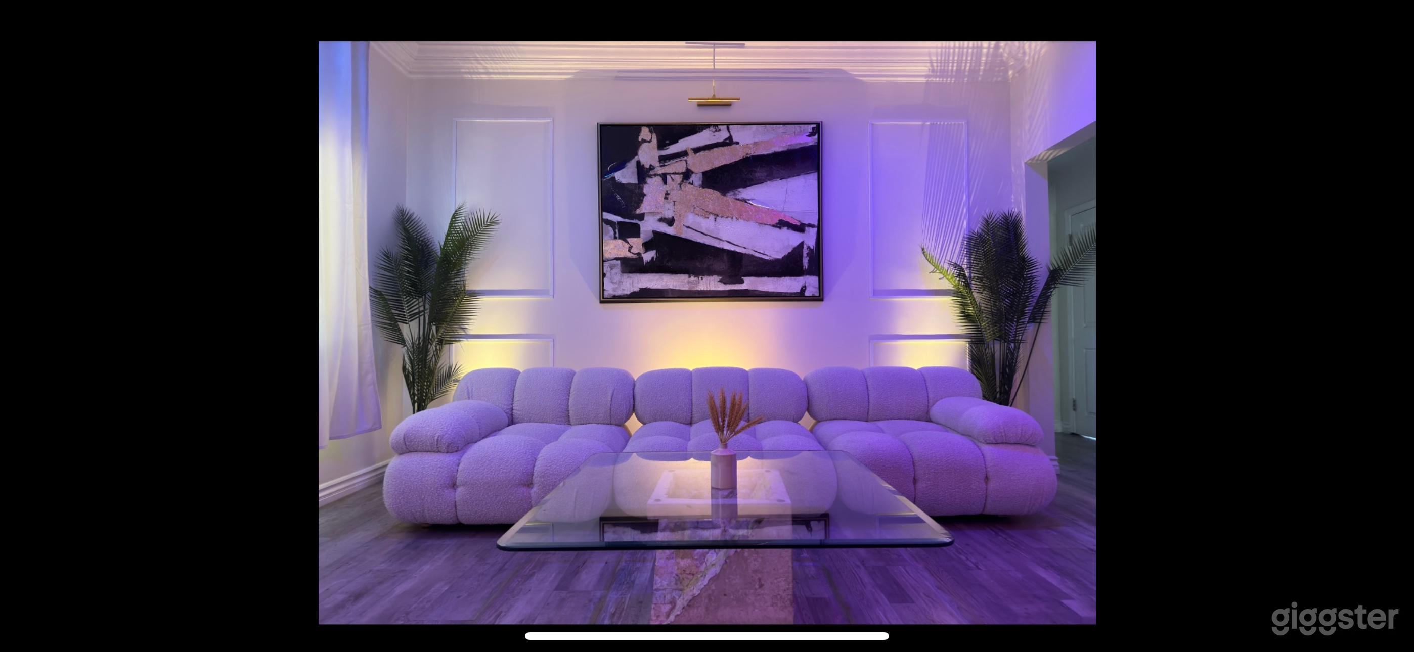  Living room with a Camaleonda sofa and high ceiling with Hue lights is a stylish and comfortable space for relaxing and entertaining.