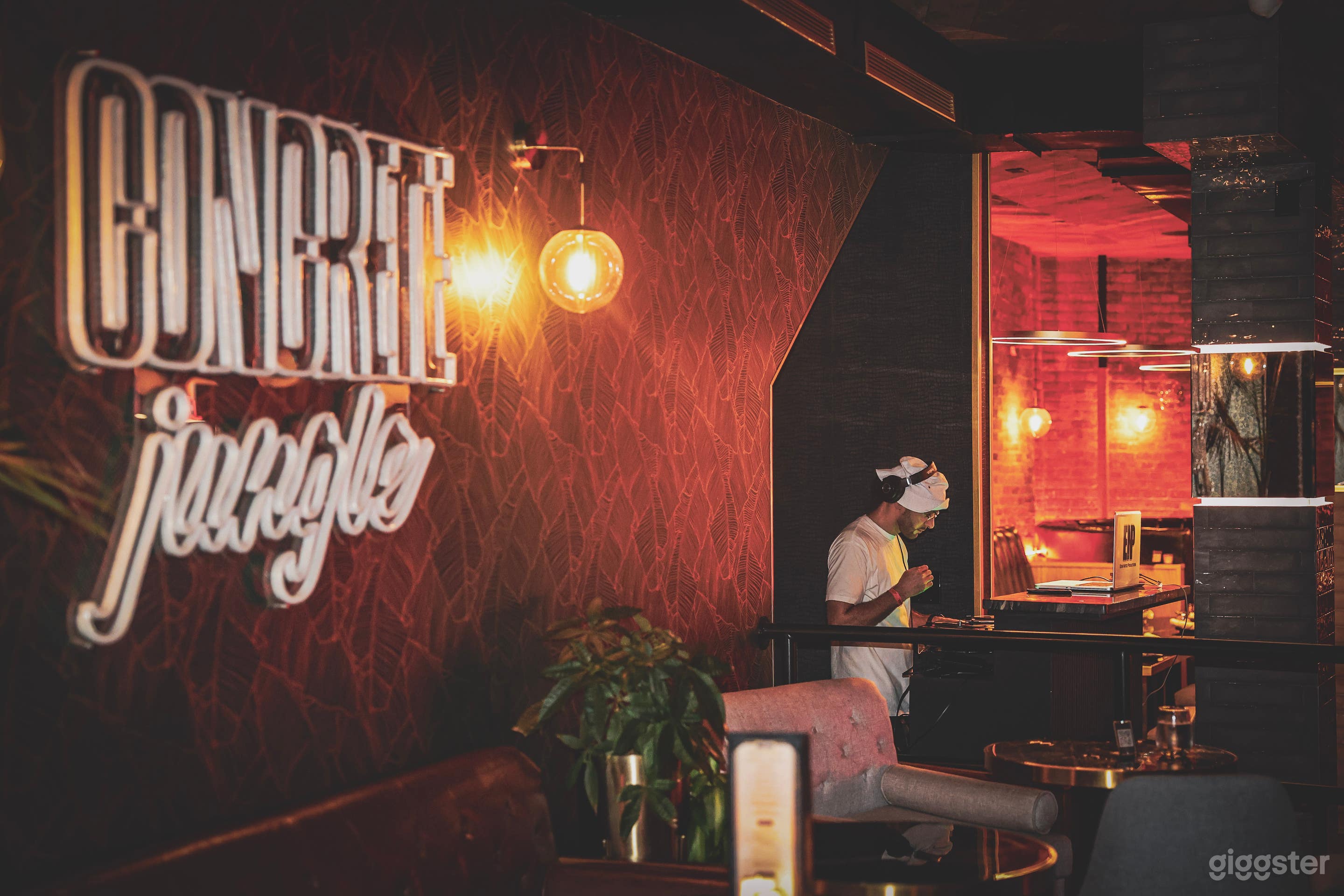 Concrete Jungle Lounge Photo 3