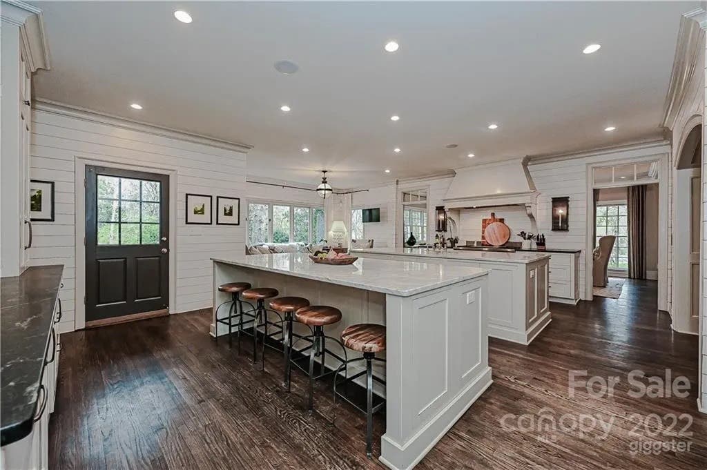 South Charlotte Estate for Filming | Huge kitchen, 1.36 Acre Photo 4