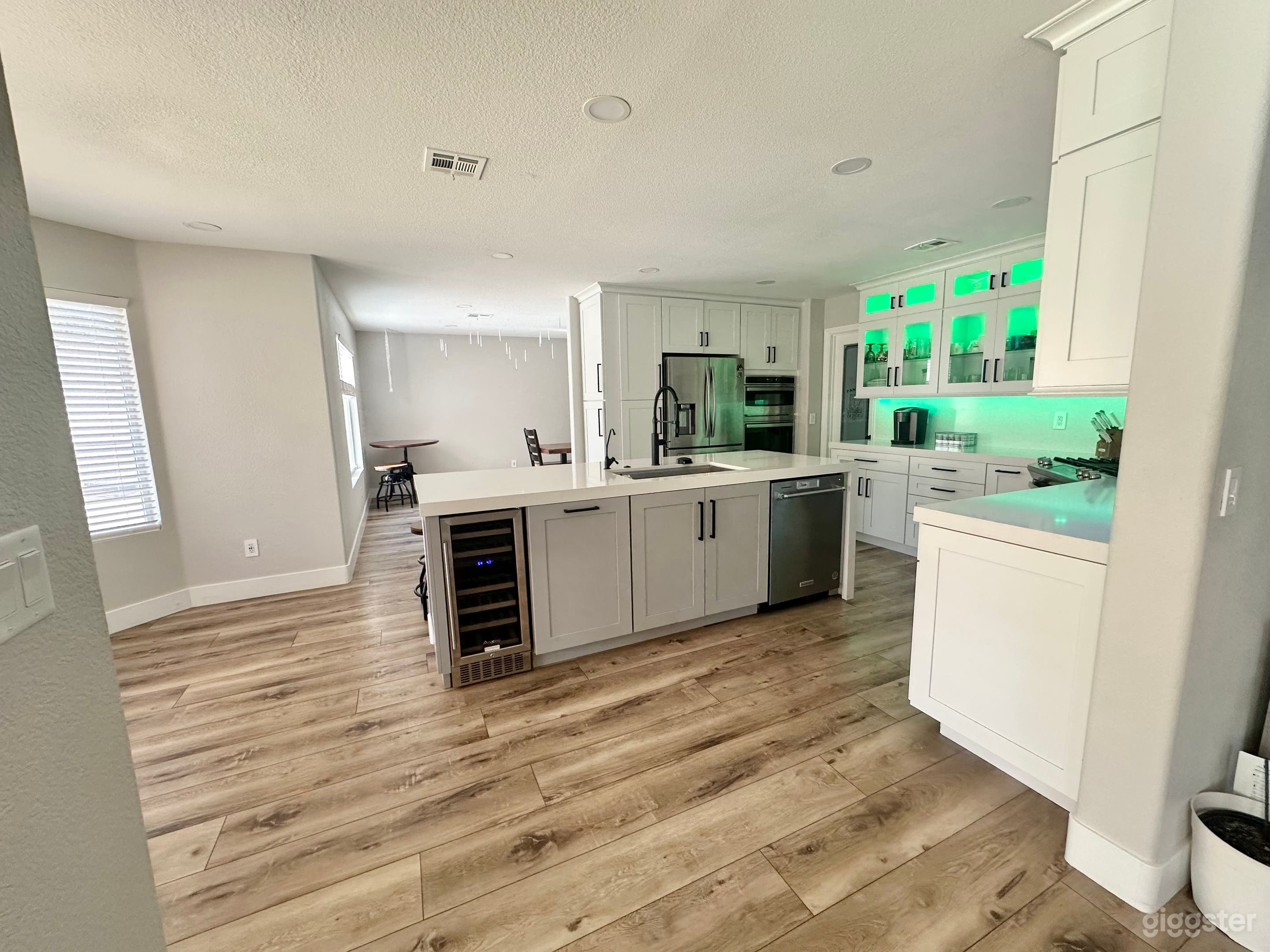 Modern Indoor-Outdoor Venue w/Poolside, zipline &amp; basket Photo 1