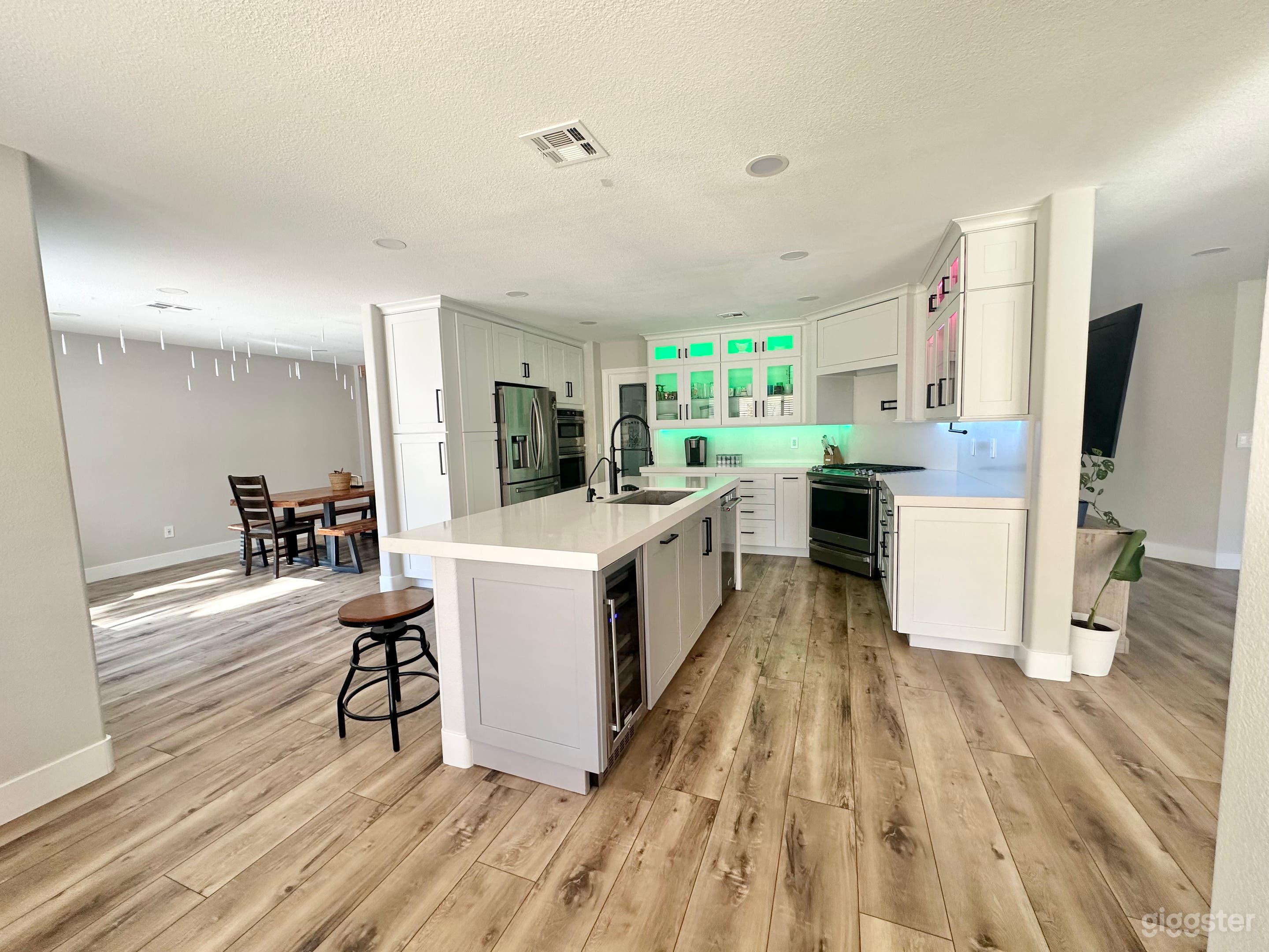 Modern Indoor-Outdoor Venue w/Poolside, zipline &amp; basket Photo 3