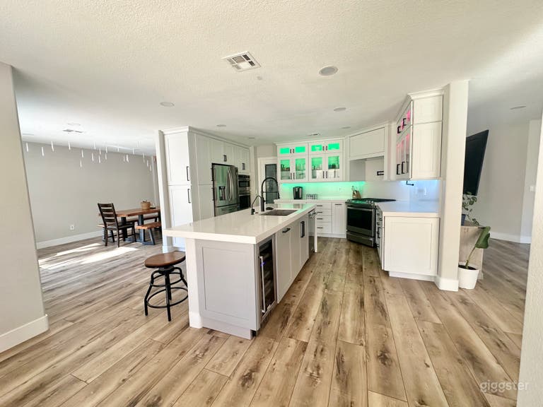  Modern Indoor-Outdoor Venue w/Poolside, zipline & basket 