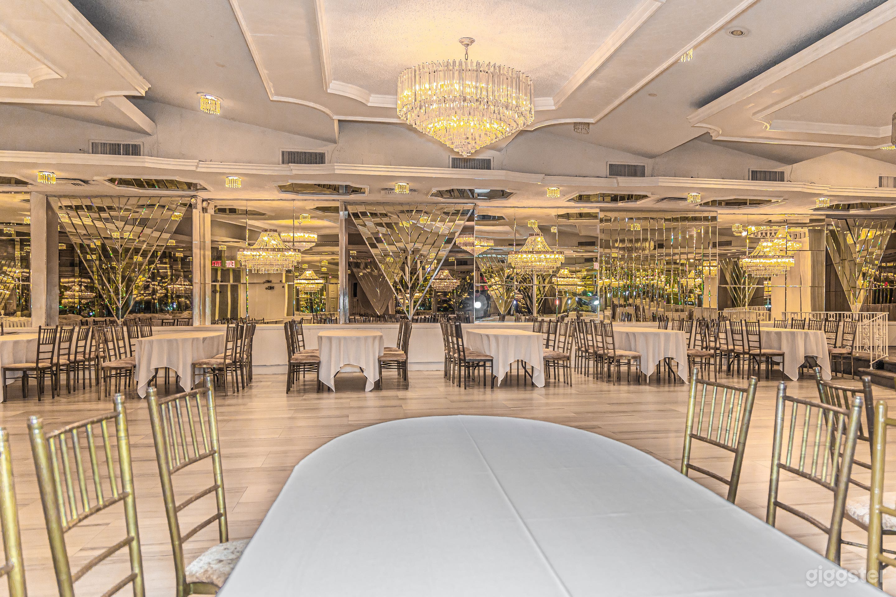 Imperial Room Photo 3