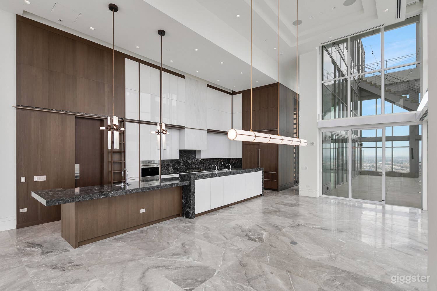 **LARGEST PENTHOUSE IN THE WEST COAST!** Photo 1