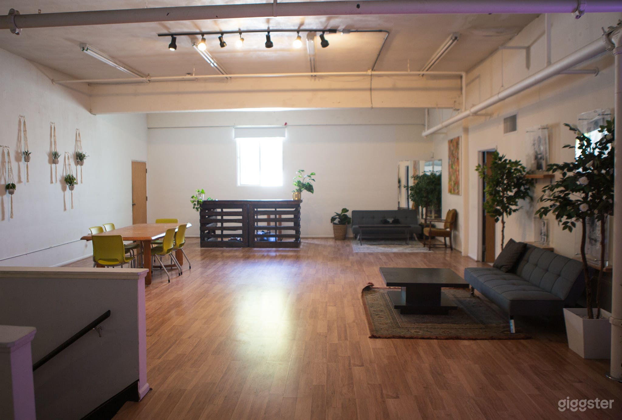 Lobby/shooting room 1