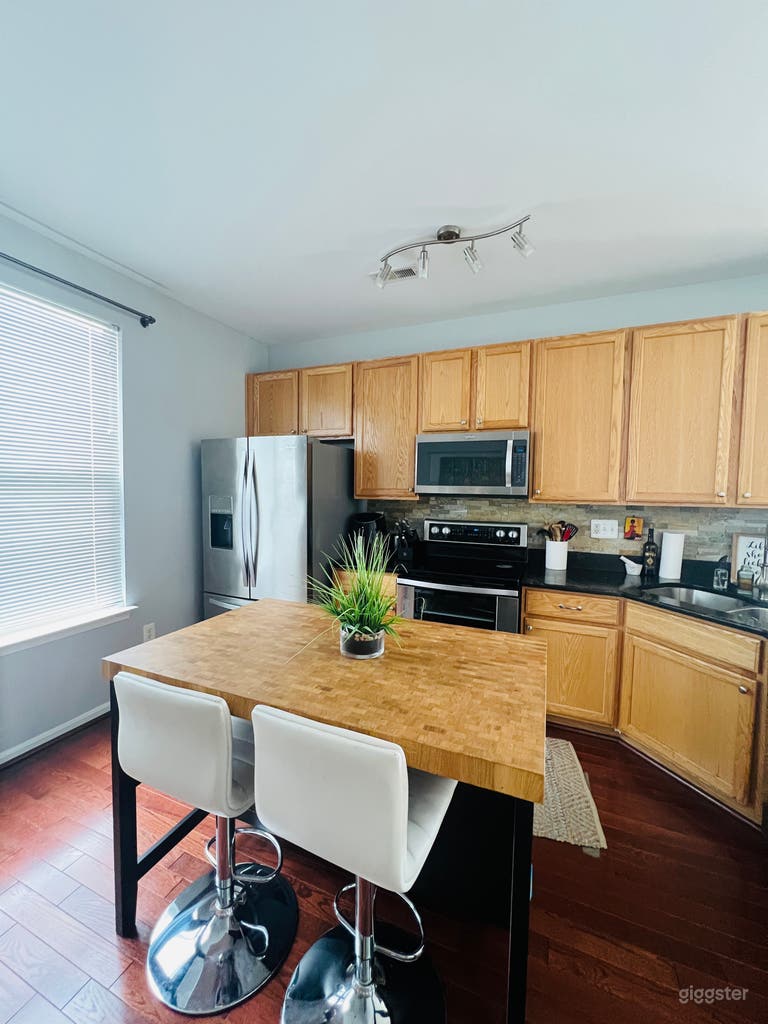  The Sunlit Plant Loft Townhome,Bright Living+Cozy Gatherings 