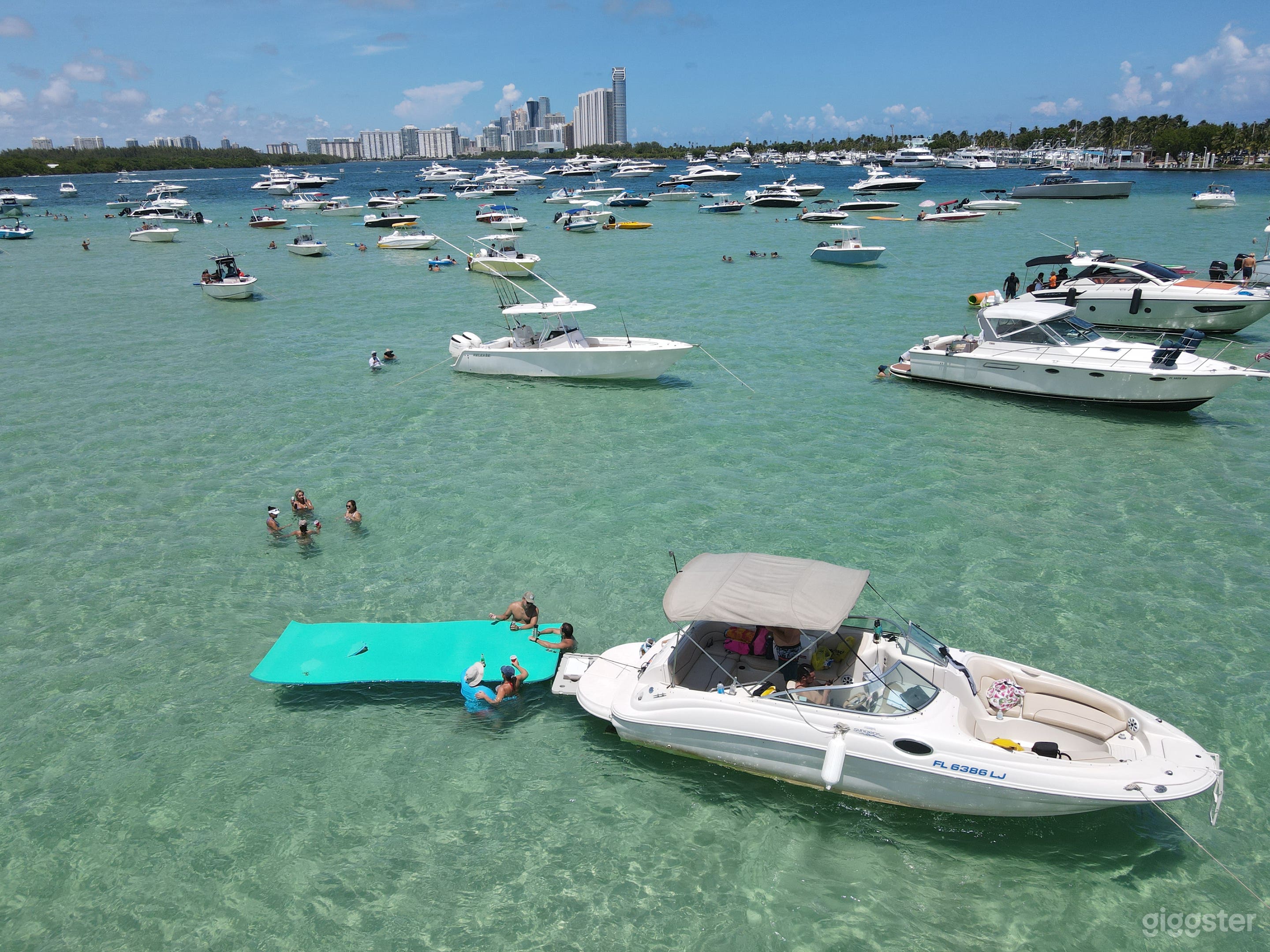 26' Searay Sundeck Yacht Photo 3