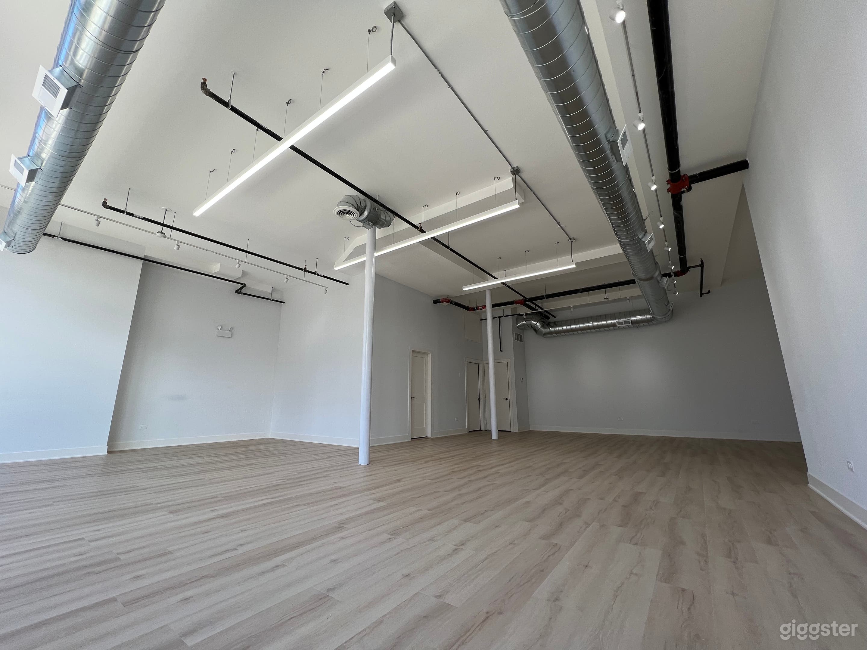 Minimal &amp; Versatile White Wall Gallery Storefront  Photo 4