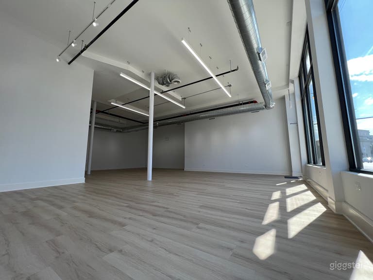  Galería de pared blanca mínima y versátil en la fachada 