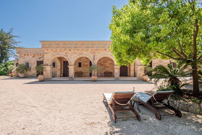  Elegante Casa di Campagna in Pietra con Giardino Lussureggiante 