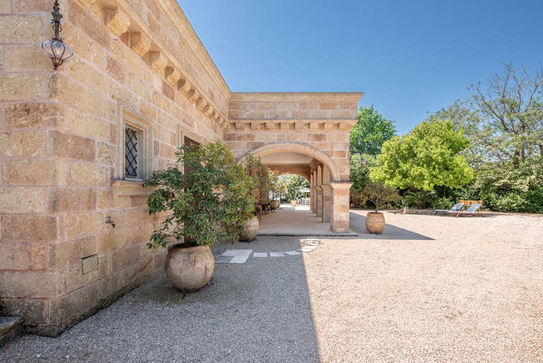  Elegante Casa di Campagna in Pietra con Giardino Lussureggiante 