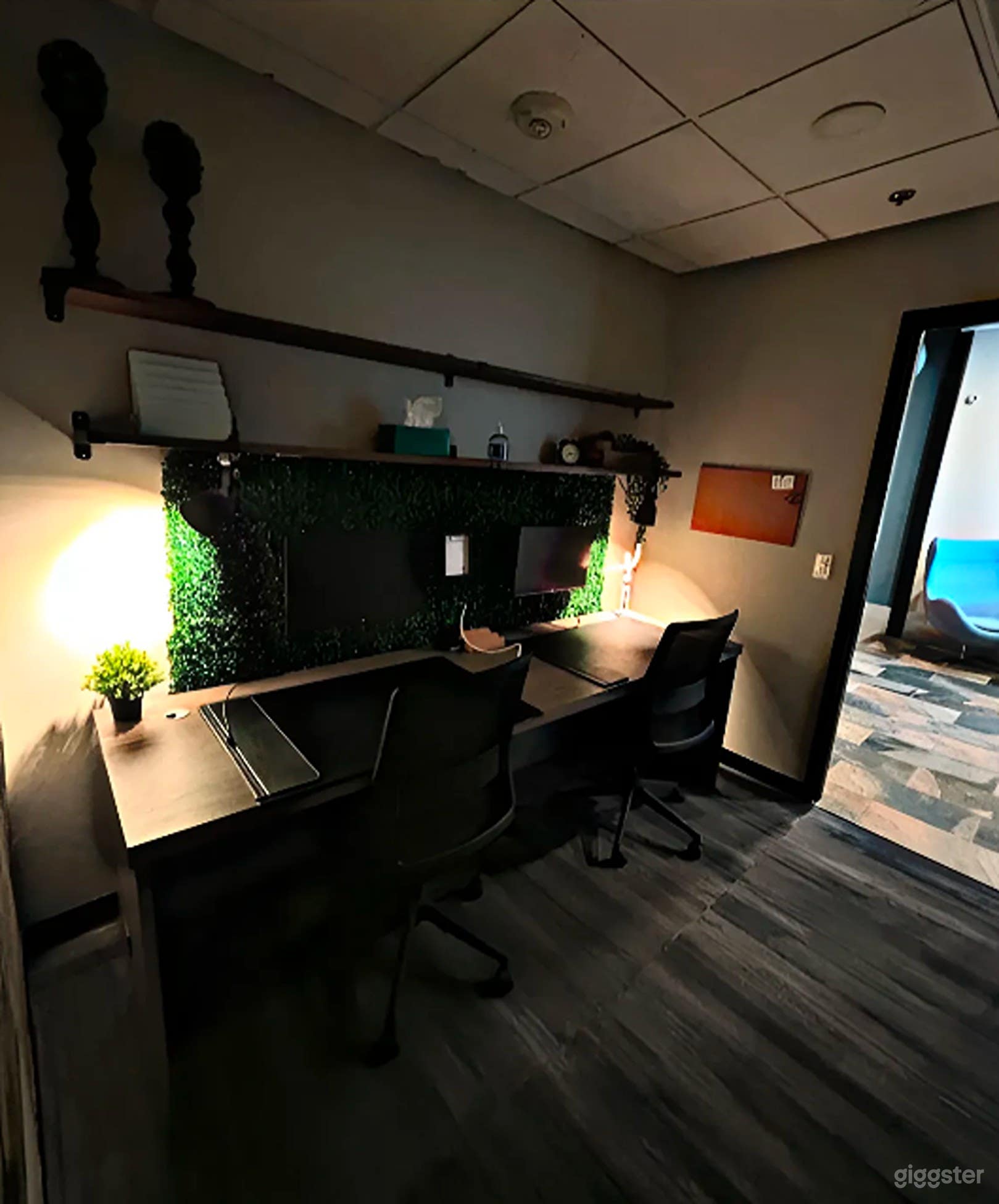 Fully Equipped Meeting Room for 2 Photo 4