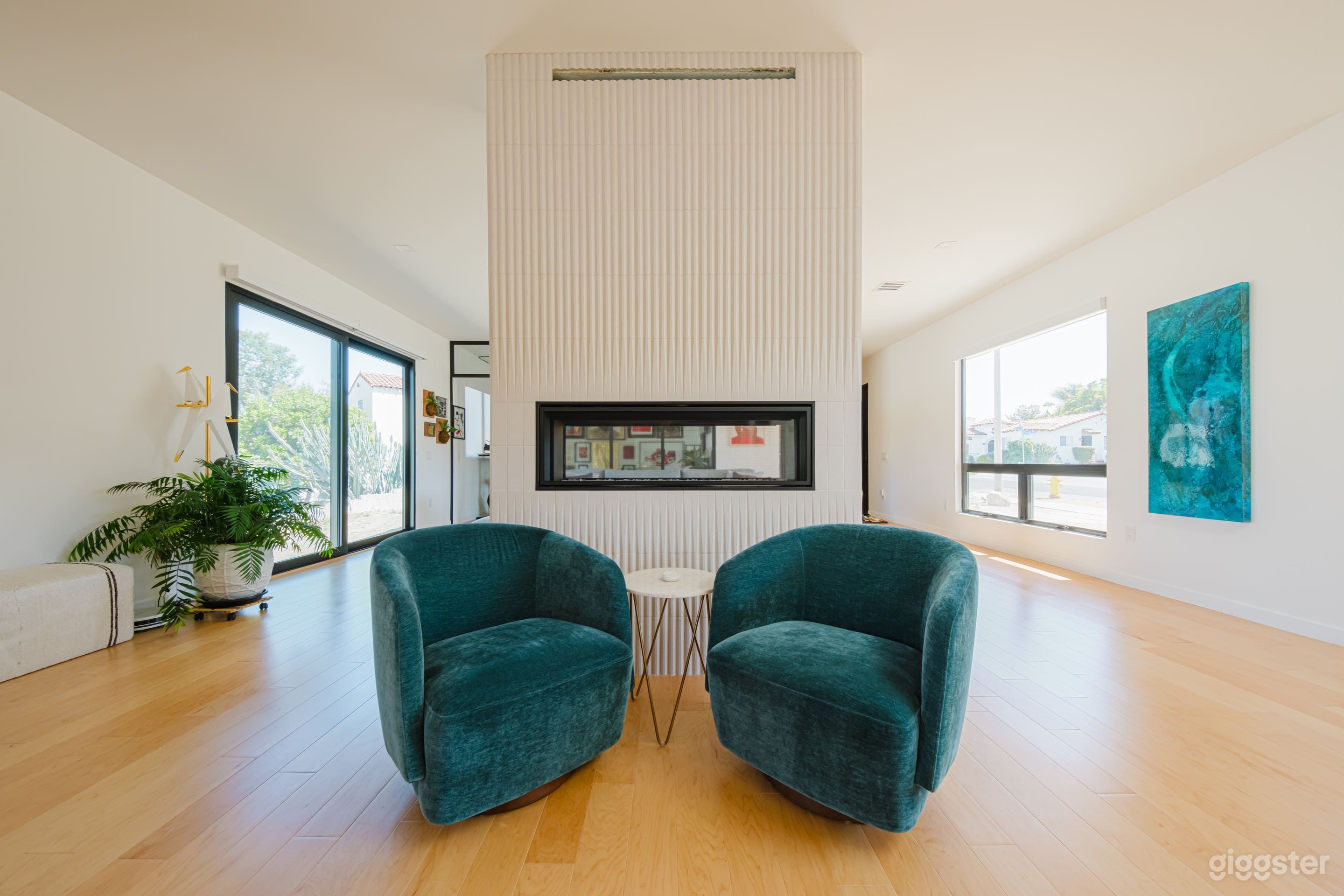 VIEW PARK CONTEMPORARY OASIS WITH MODERN CHARM Photo 2