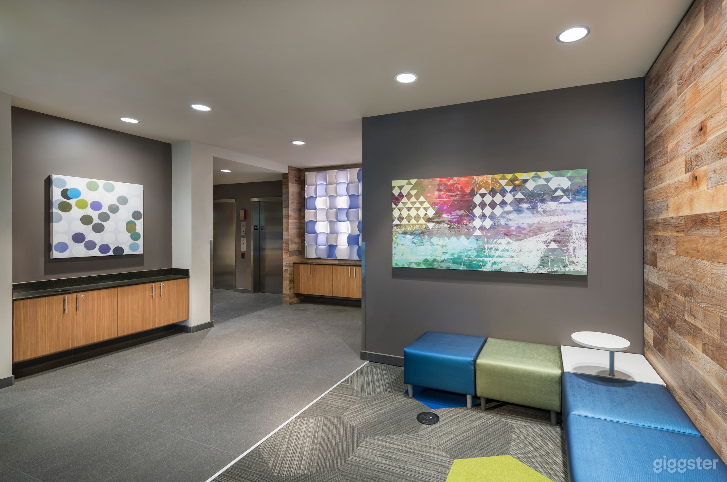 The Cube – Colorful Lounge in University District Photo 4