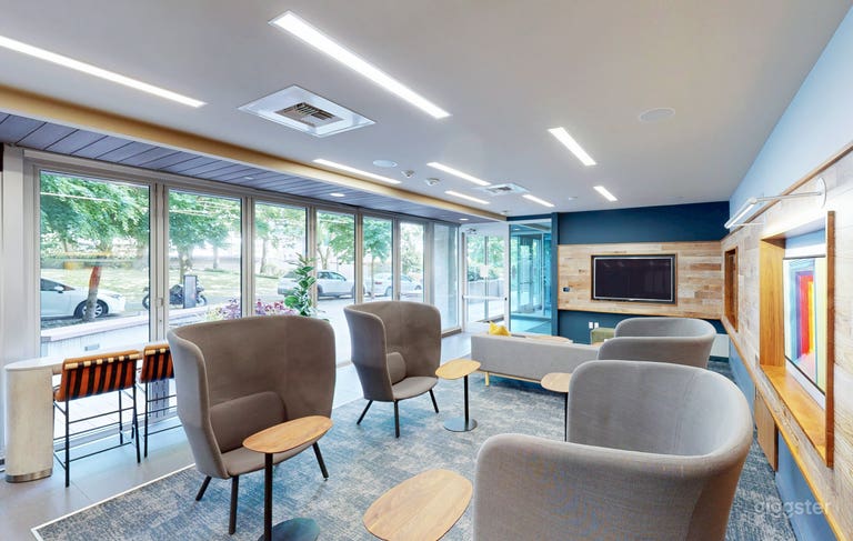  The Cube – Colorful Lounge in University District 