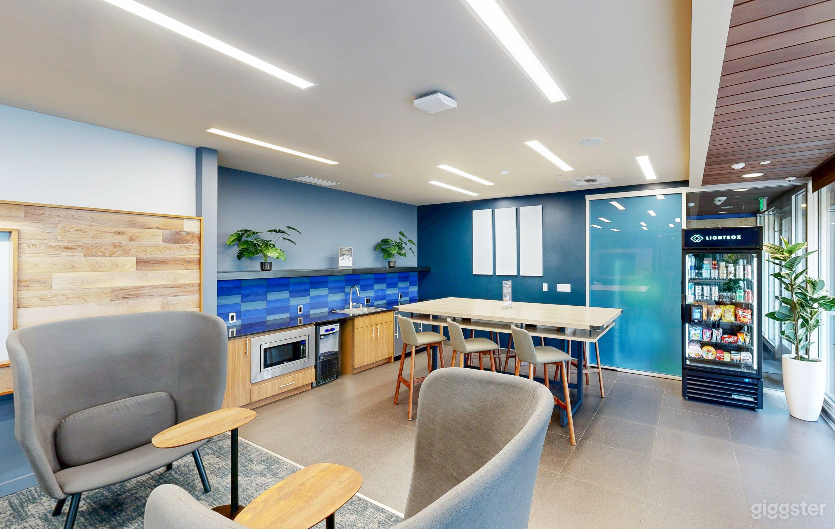 The Cube – Colorful Lounge in University District Photo 4