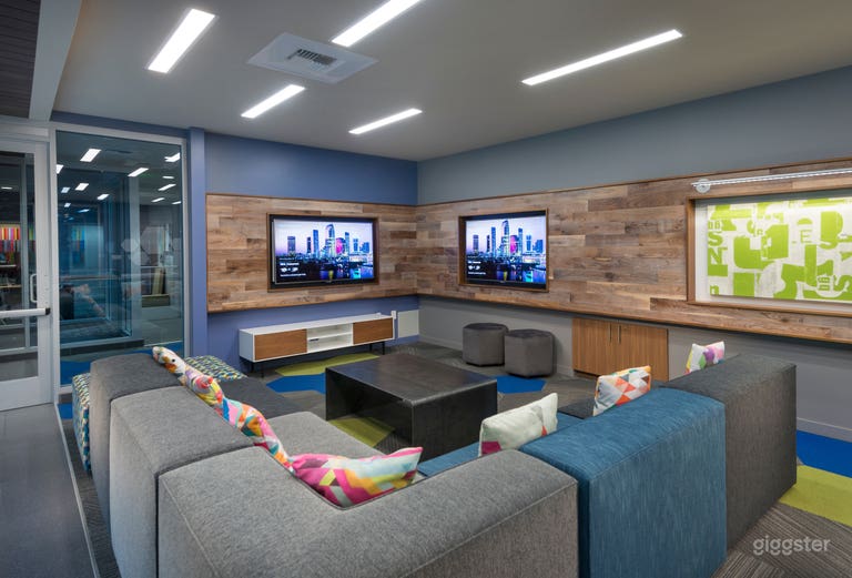  The Cube – Colorful Lounge in University District 