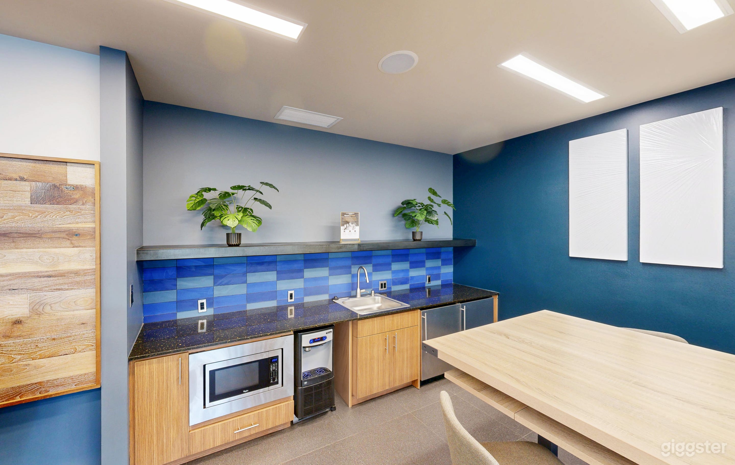 The Cube – Colorful Lounge in University District Photo 2