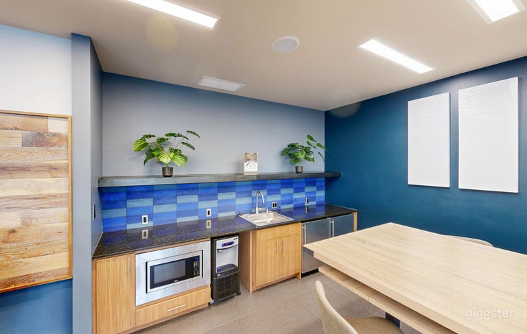  The Cube – Colorful Lounge in University District 