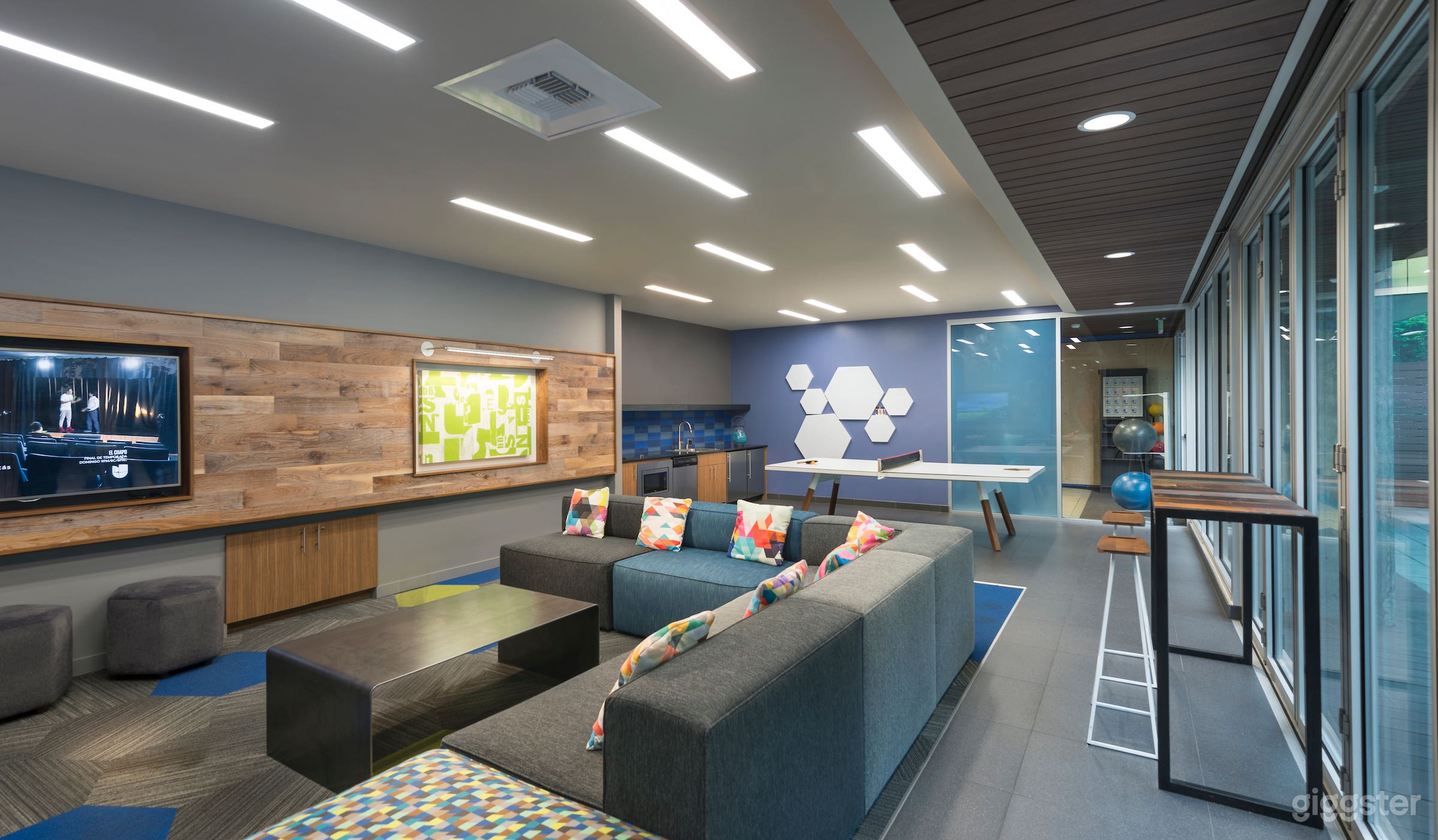 The Cube – Colorful Lounge in University District Photo 1