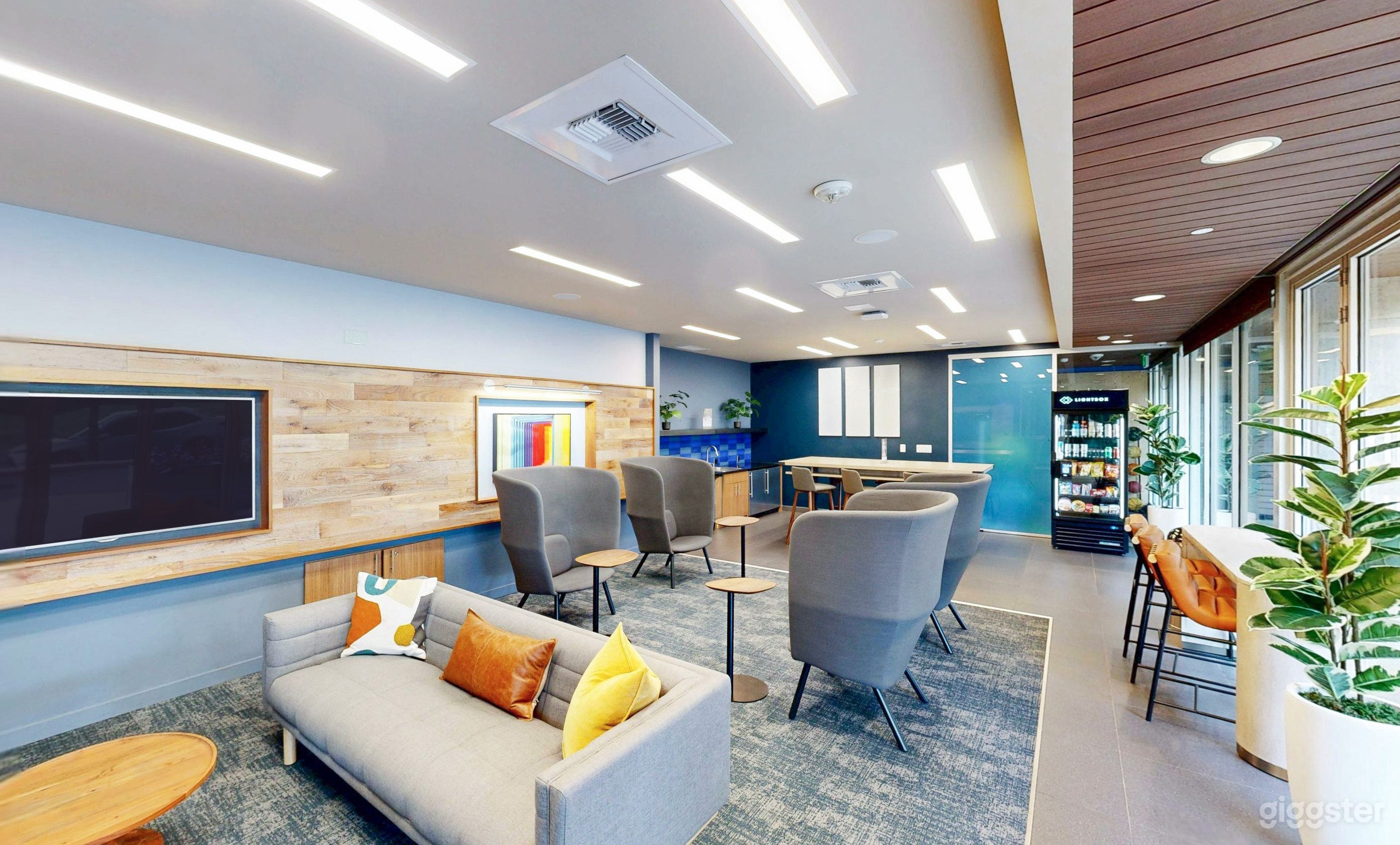 The Cube – Colorful Lounge in University District Photo 3