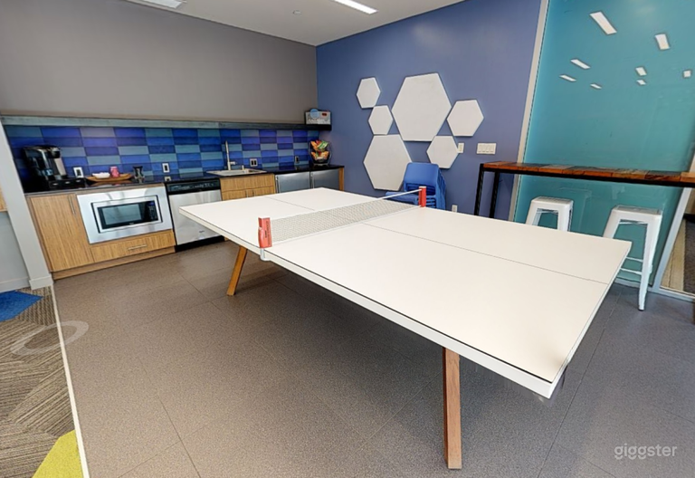  The Cube – Colorful Lounge in University District 