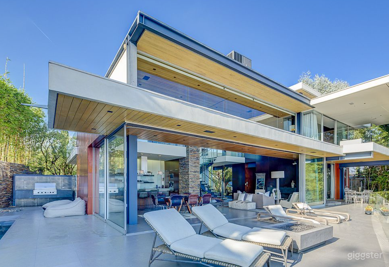 Soaring Hollywood Hills Villa  Photo 1