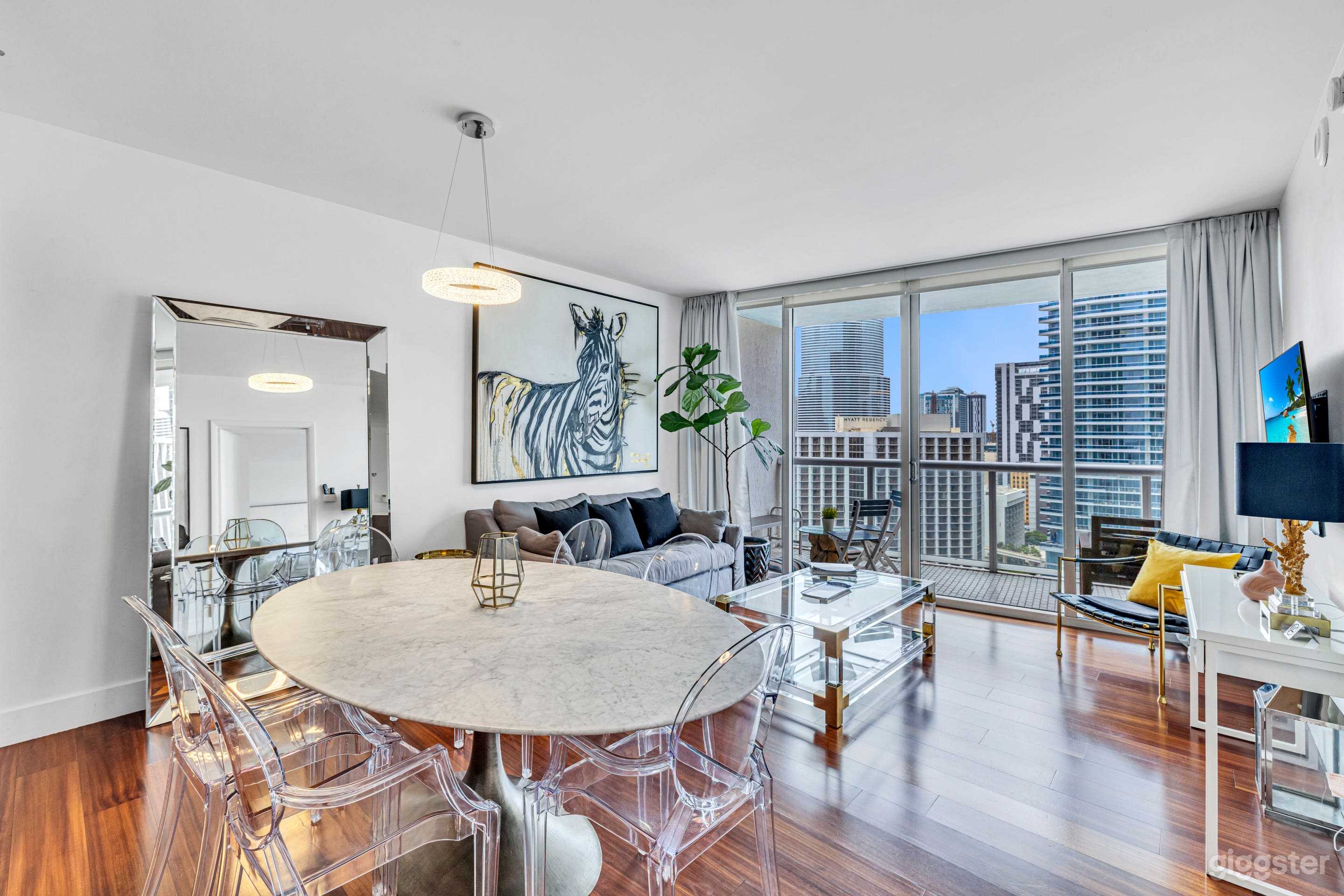Ultra-Sleek Oceanfront Penthouse with Panoramic Views Photo 1