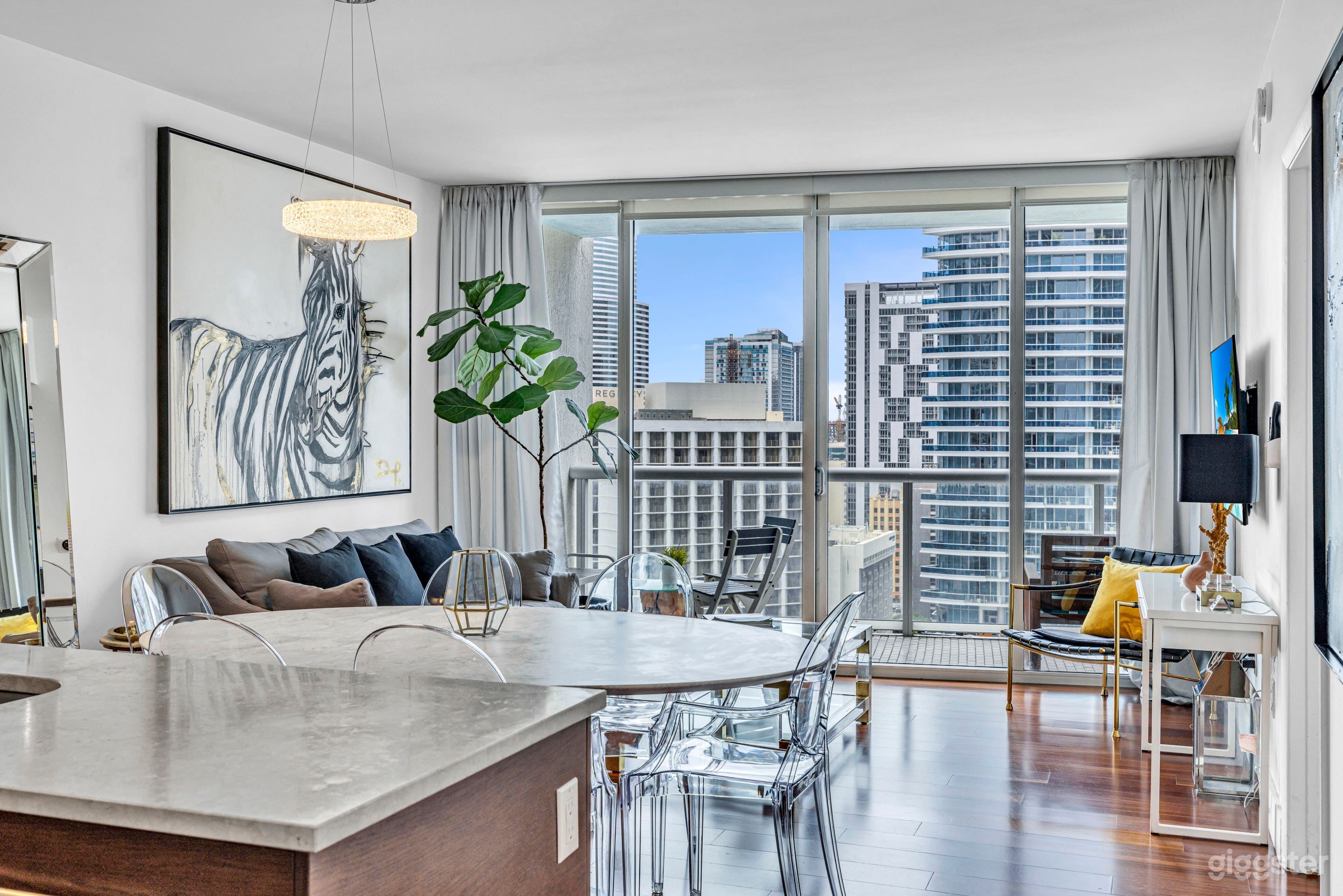 Ultra-Sleek Oceanfront Penthouse with Panoramic Views Photo 3