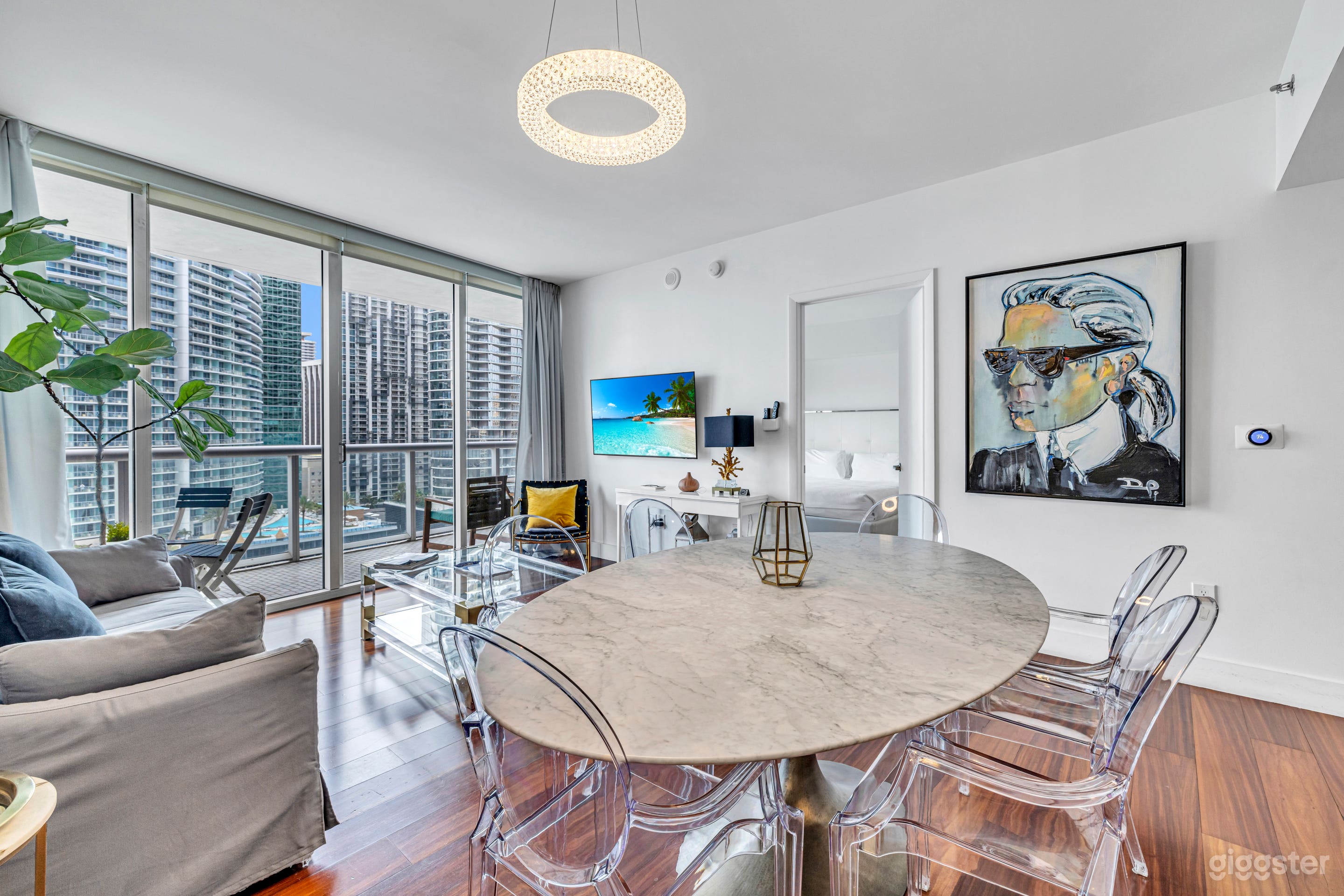 Ultra-Sleek Oceanfront Penthouse with Panoramic Views Photo 2