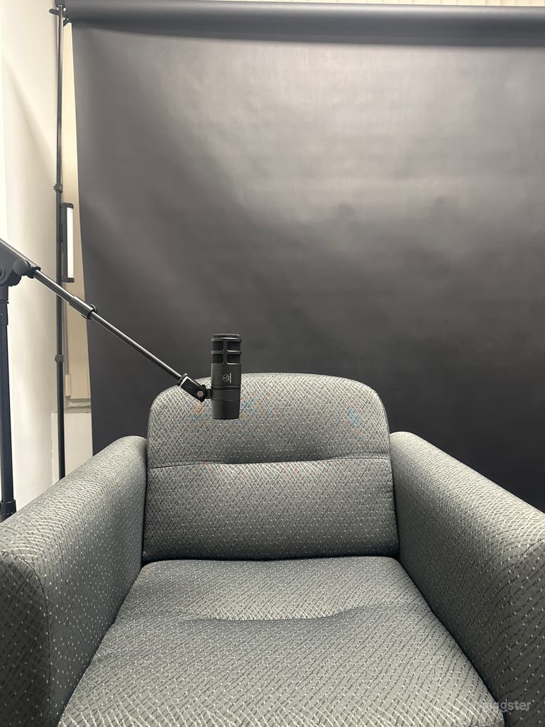  Studio de Podcast & Interview | Configuration à deux fauteuils | Audio propre 