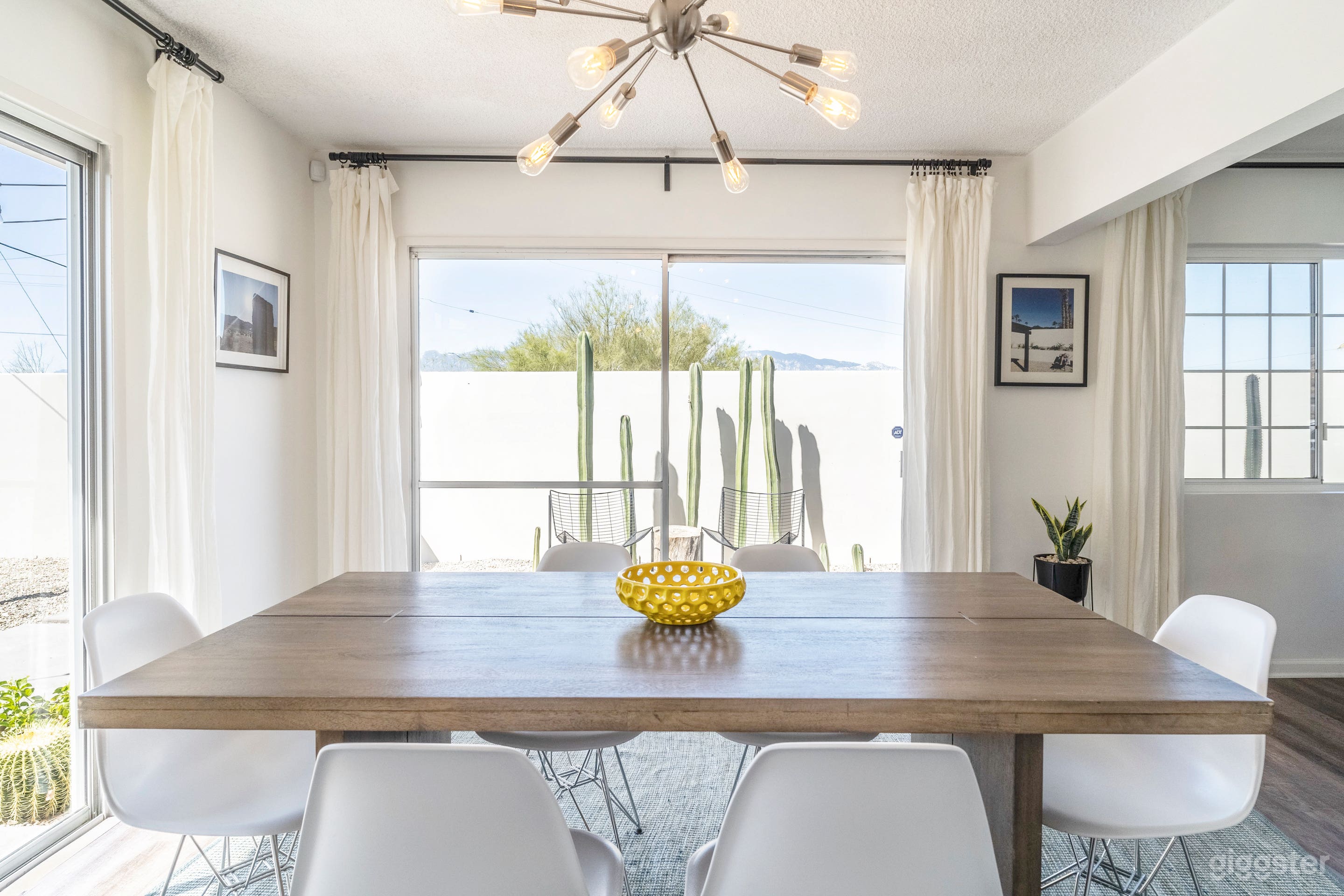 Mid Century Ranch House with Chill Desert Vibes Photo 2