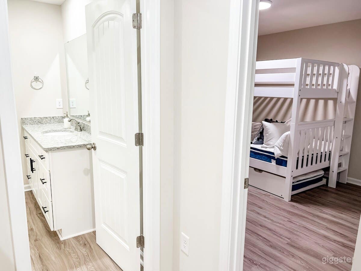 Just Built-Luxury Pool: 2nd of 2 (Apt B/ 5 BR) Photo 4