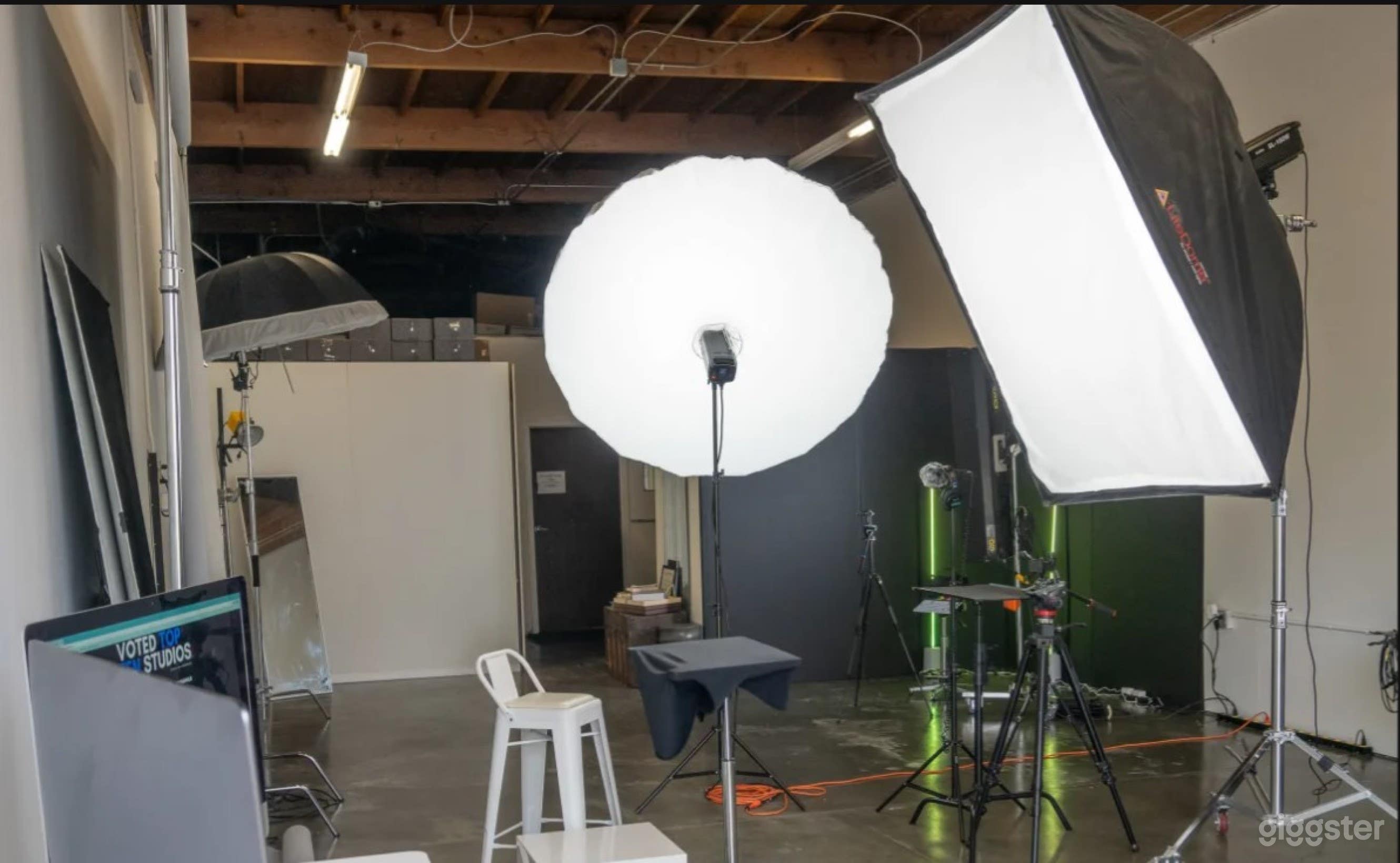 Spacious High Ceiling Photo Studio- Natural Light Photo 2