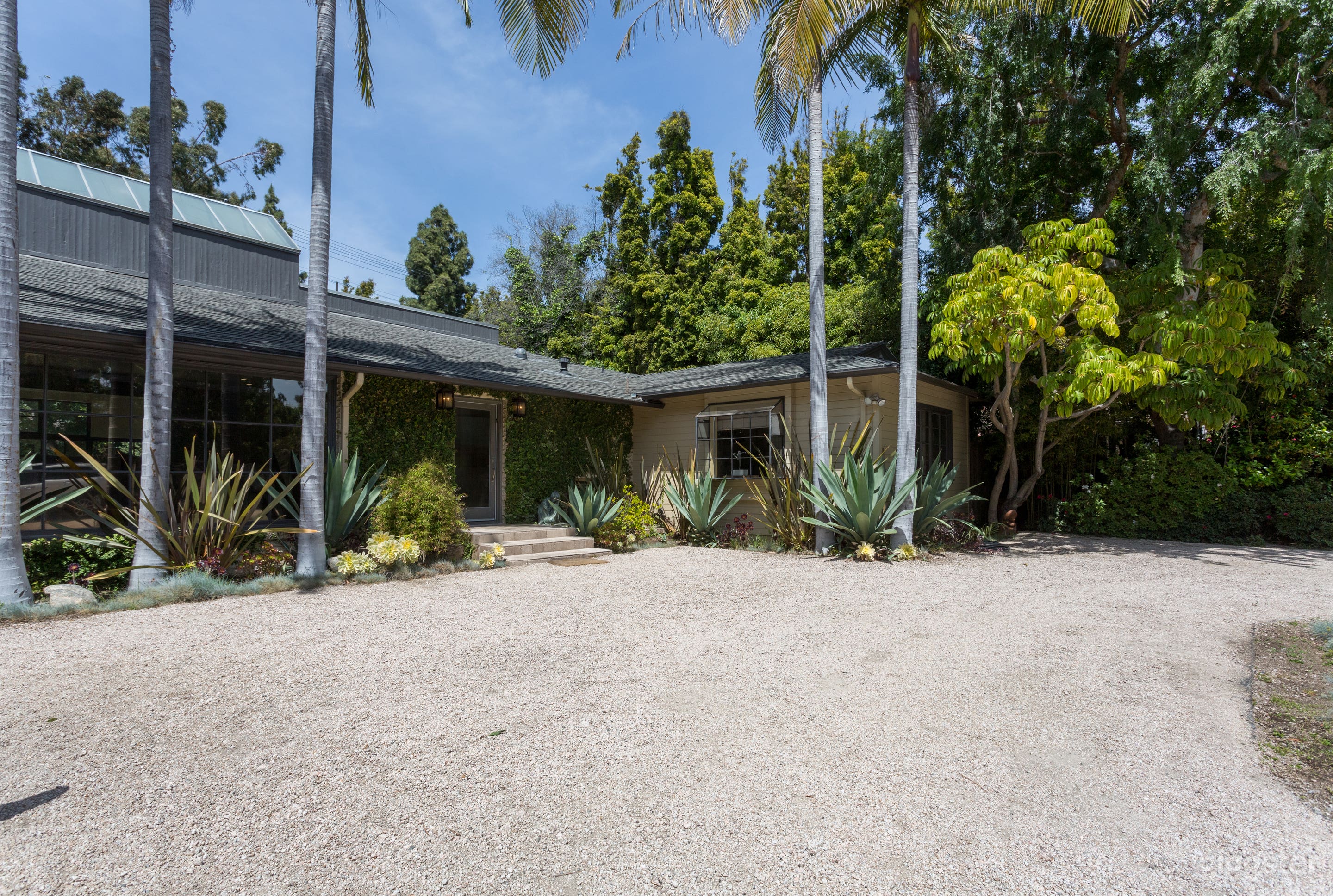 Modern Ranch With Natural Light Photo 4