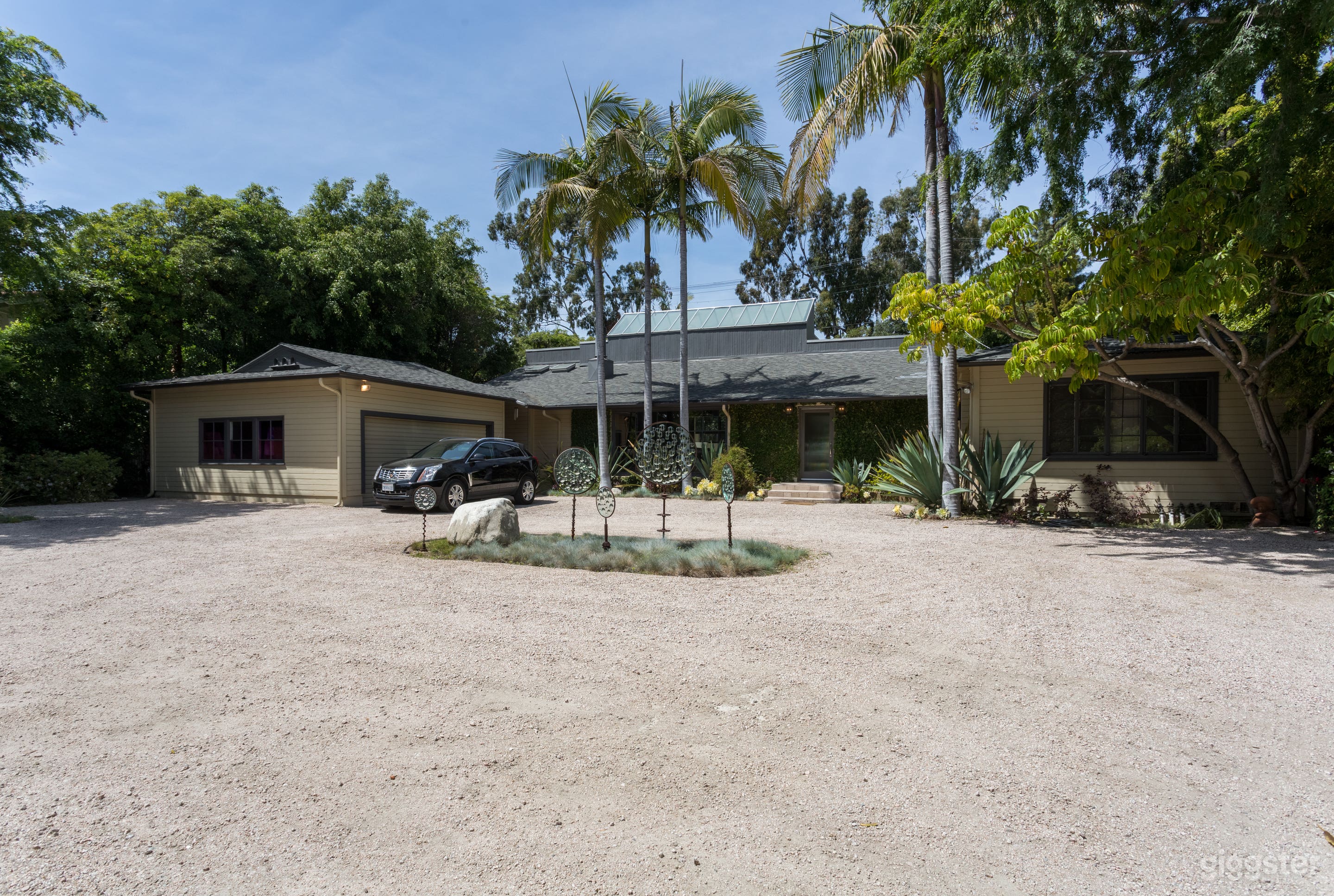 Modern Ranch With Natural Light Photo 1