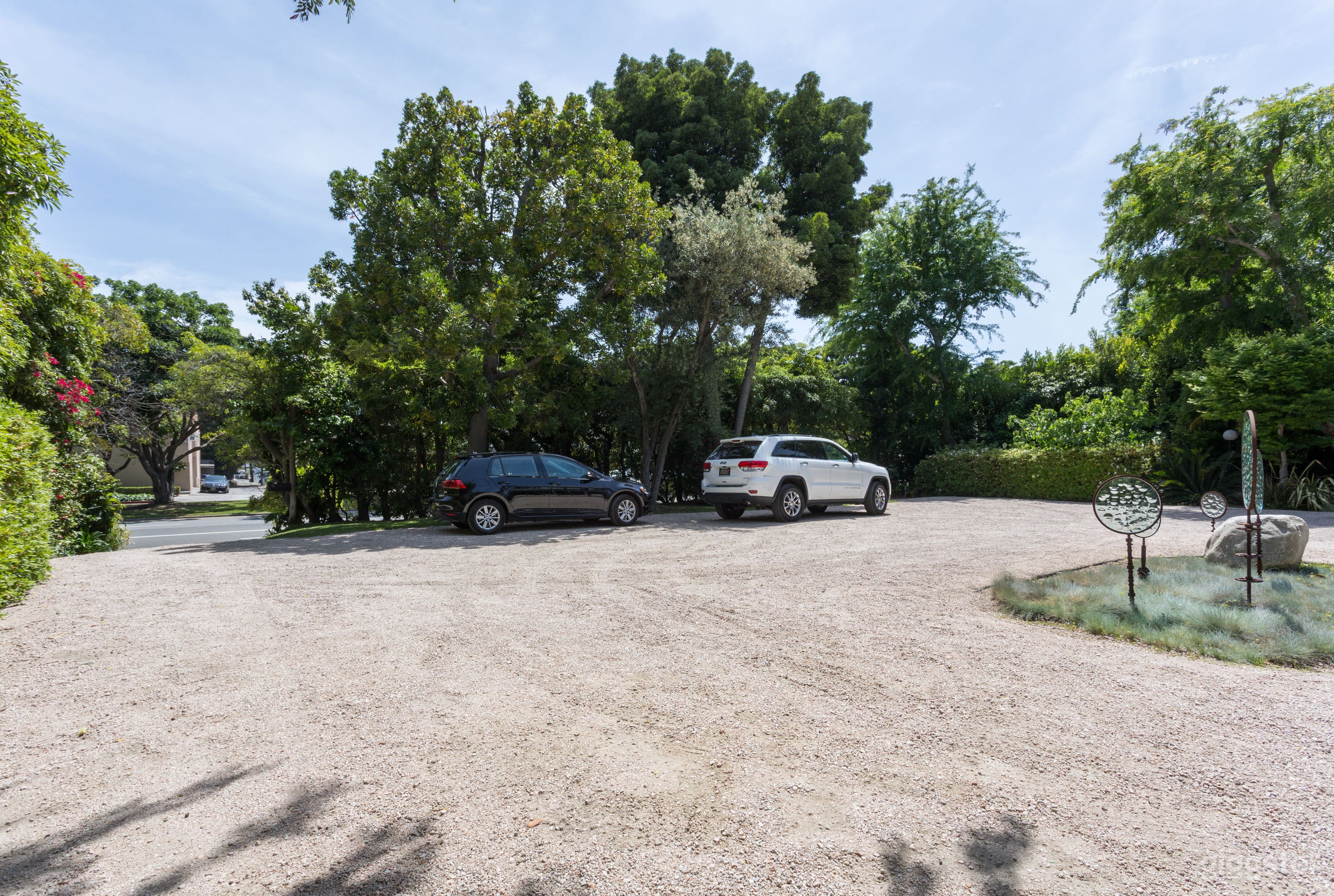 Modern Ranch With Natural Light Photo 2