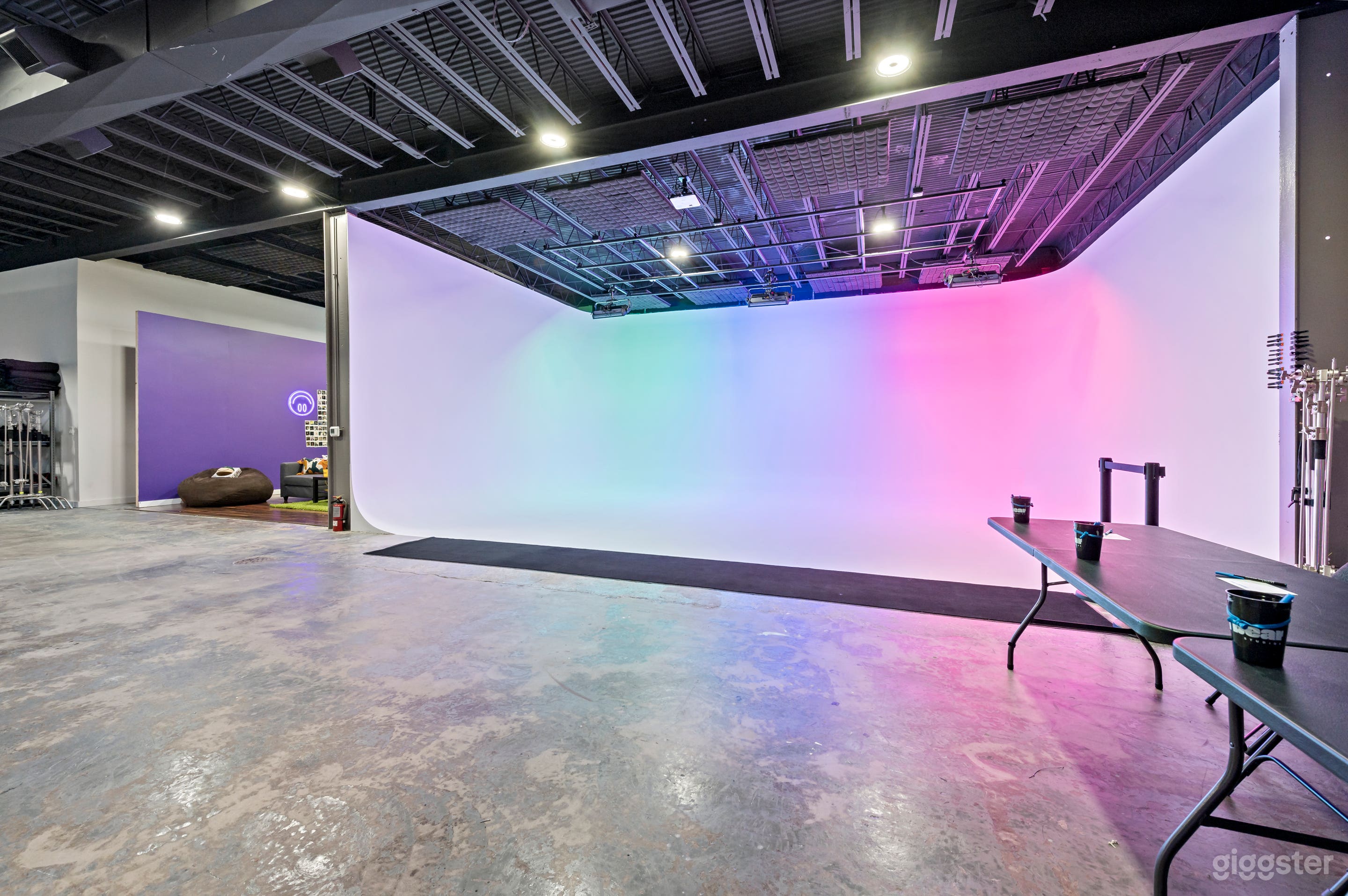 Cyclorama Room, full lighting grid with 3 Nova 600s Included.