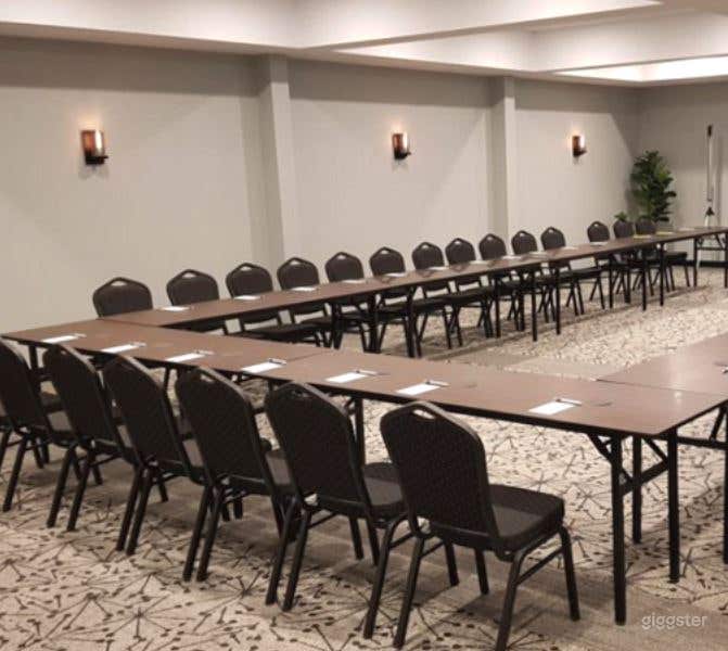 Modern St. Claire Room for Meetings and Conference Photo 1