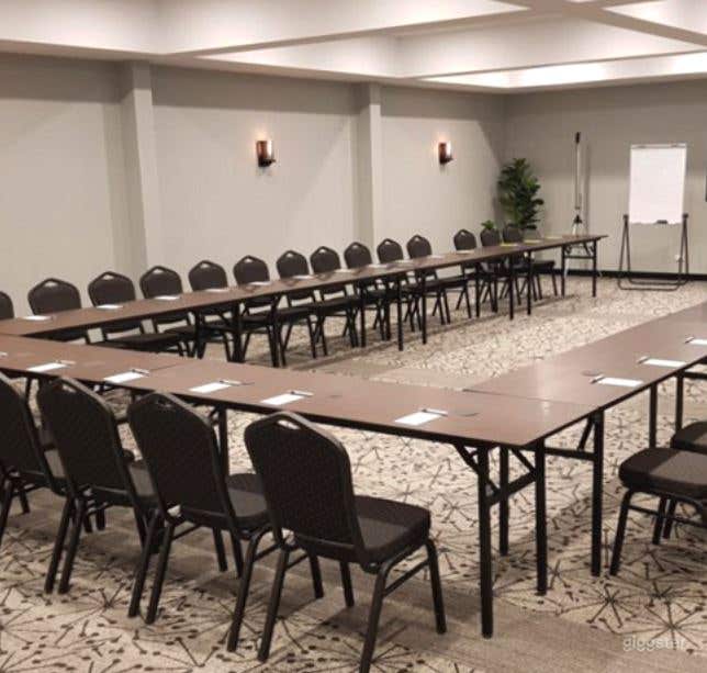 Modern St. Claire Room for Meetings and Conference Photo 4