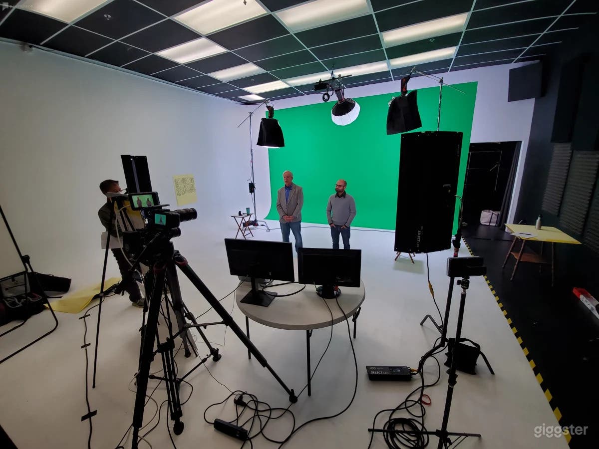 Large Production Studio White &amp; Green Screen Stage Photo 2