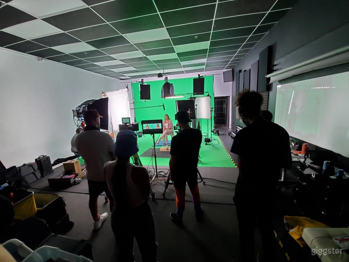 Large Production Studio White &amp; Green Screen Stage Photo 3