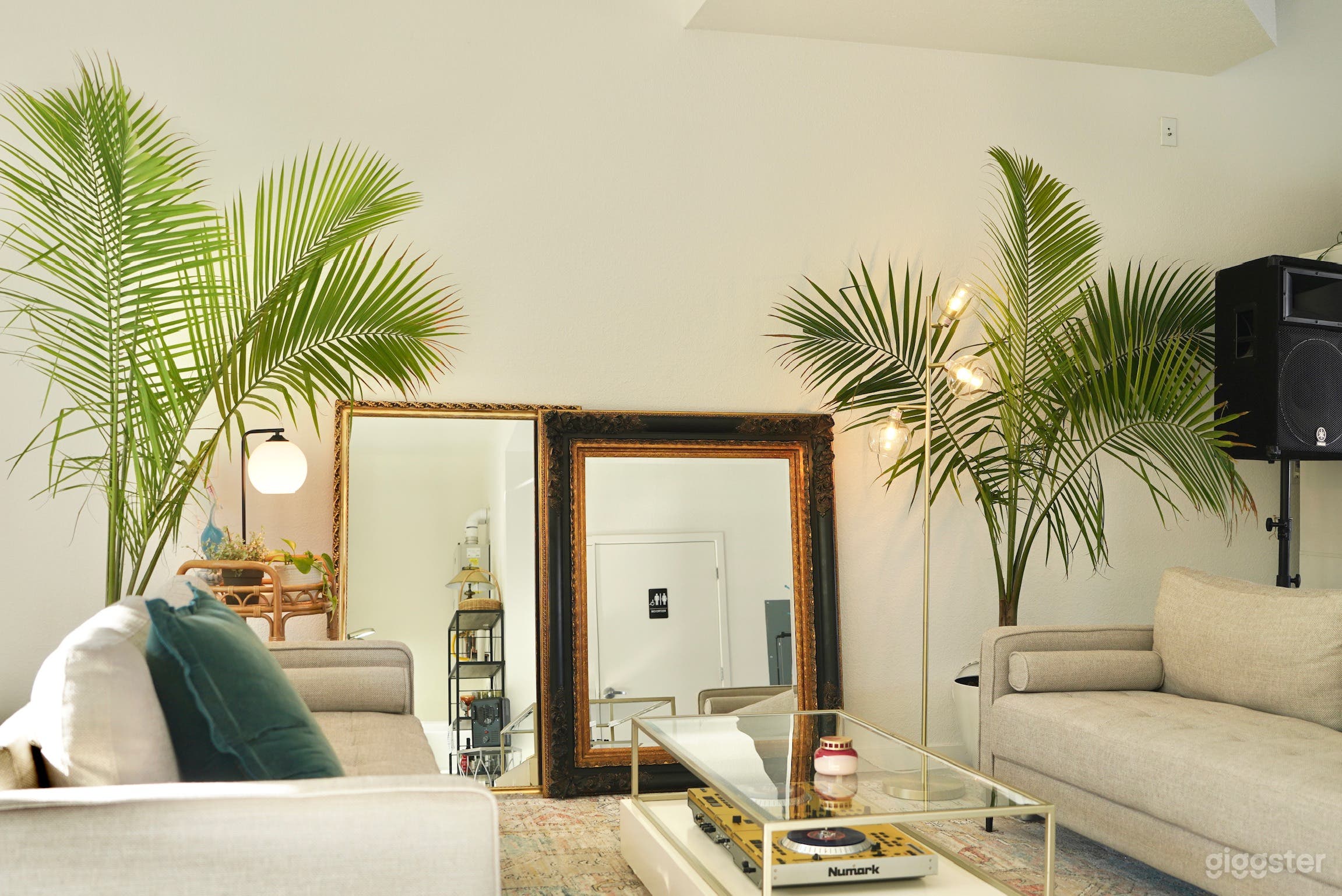 Beautifully designed, light and plant-filled space Photo 4